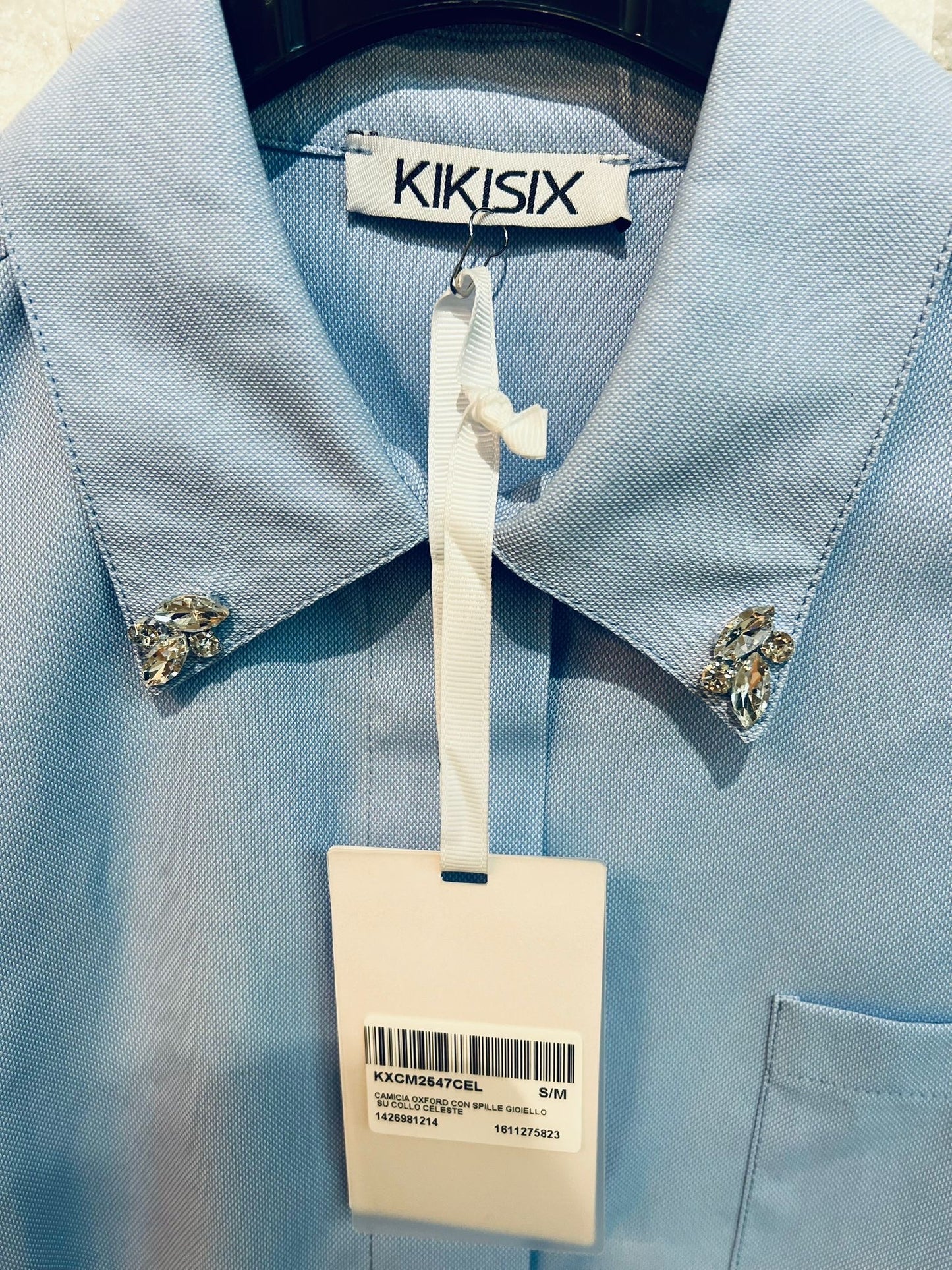 Camicia Oxford con spille gioiello su colletto.