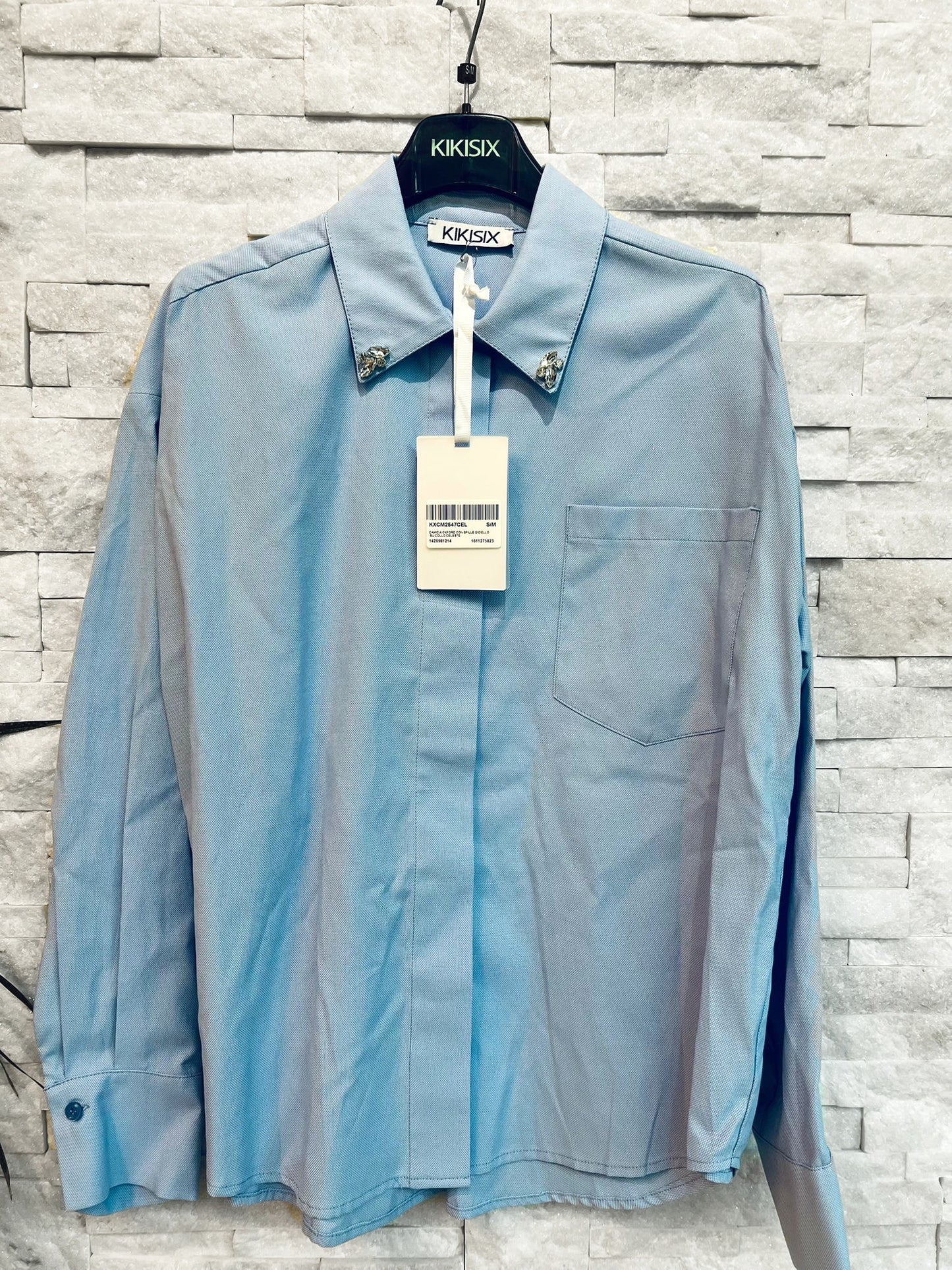 Camicia Oxford con spille gioiello su colletto.