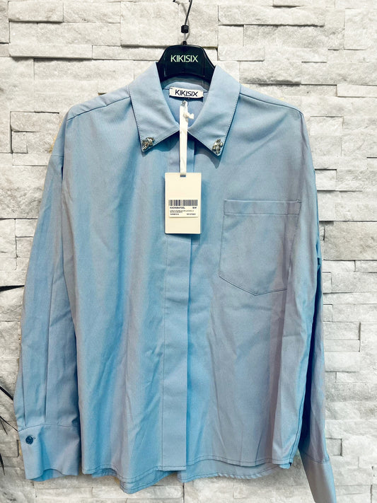 Camicia Oxford con spille gioiello su colletto.