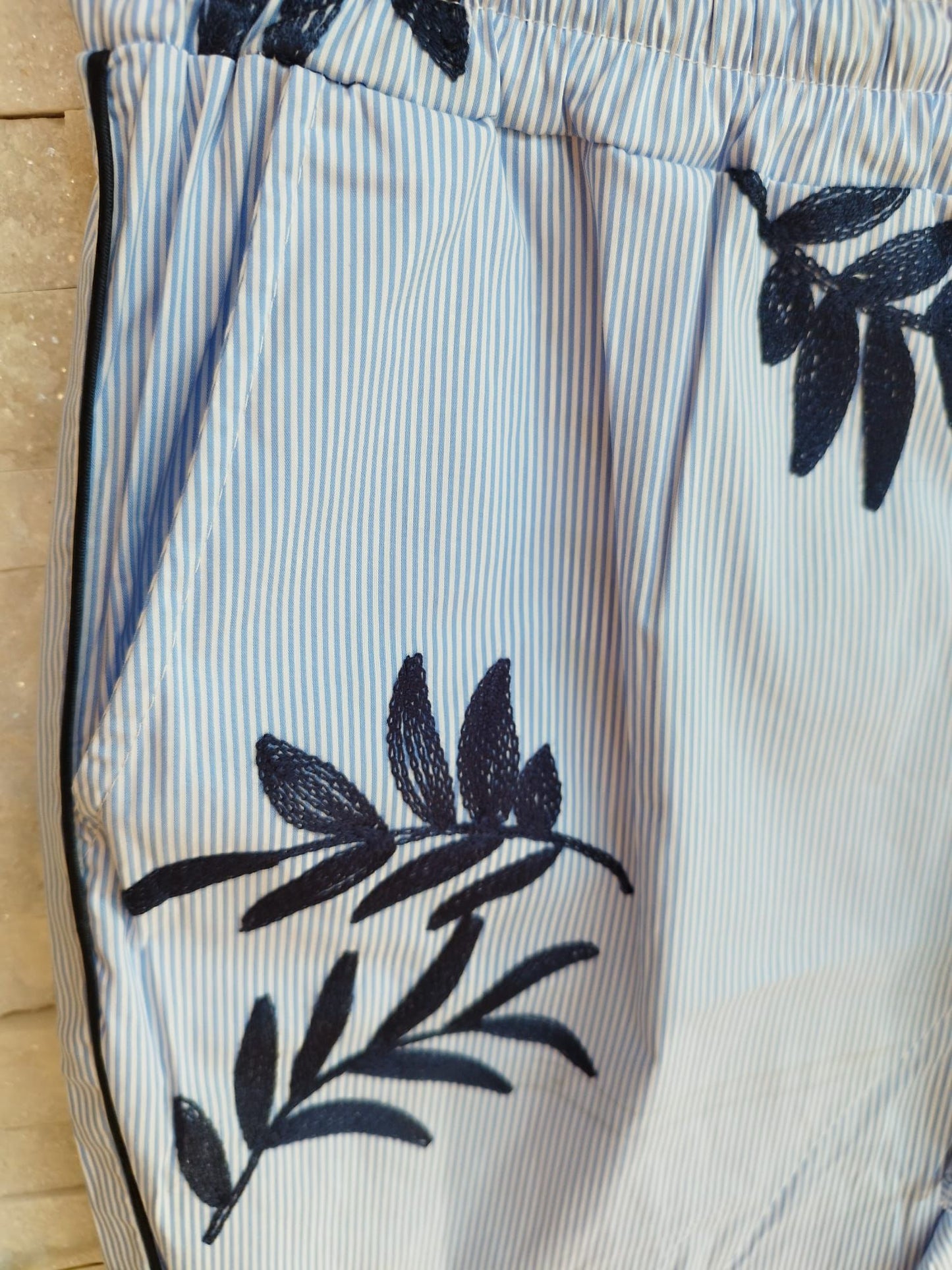 Pantalone ricamo con elastico in vita e laccetti