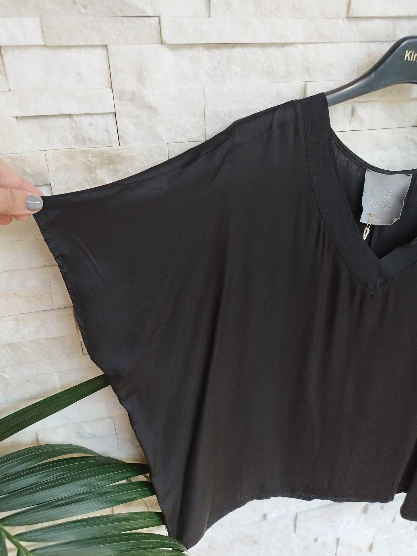 Casacca manica corta e scollo a V nero