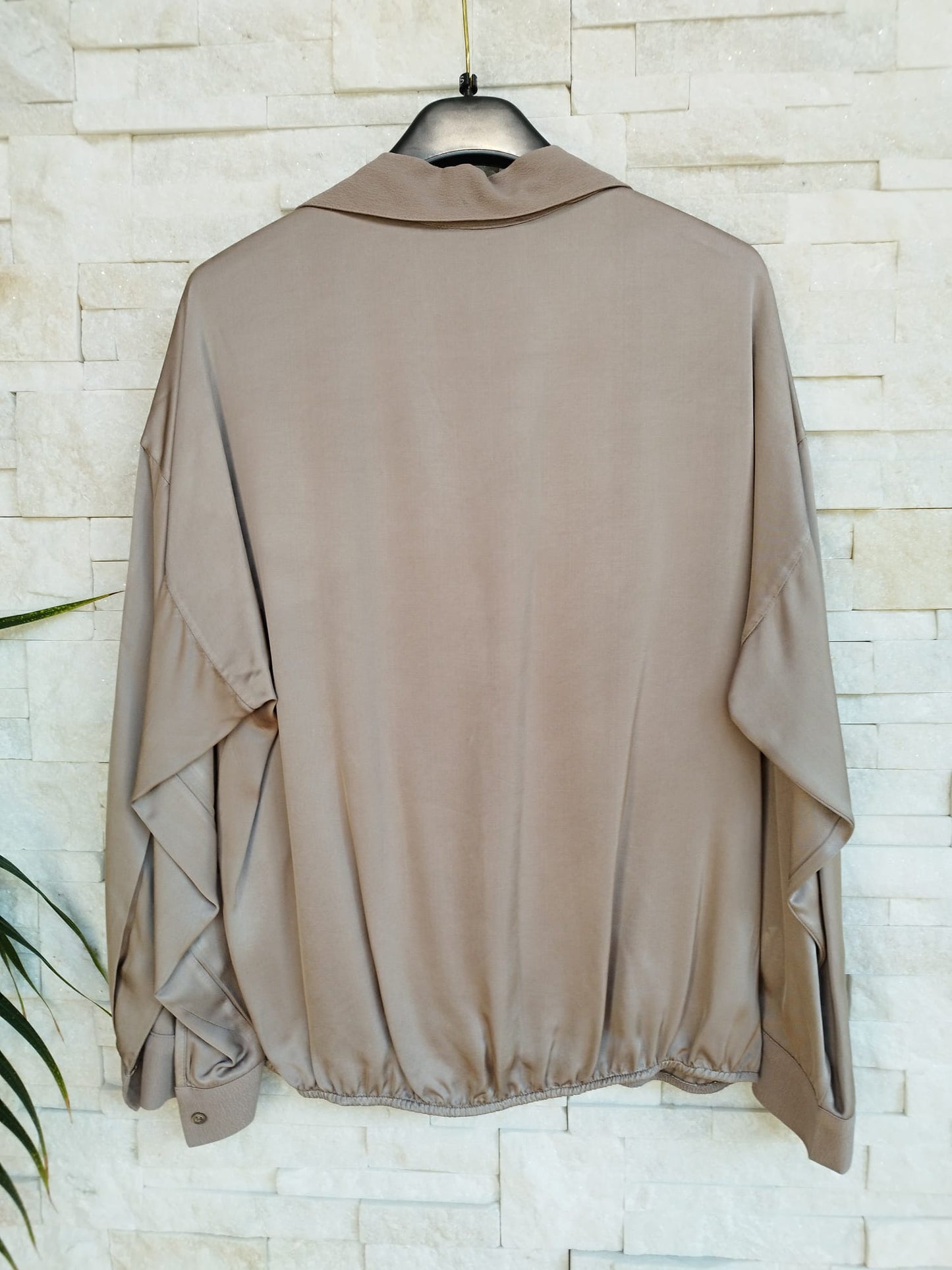 Camicia morbida con colletto e incrocio sul davanti tortora