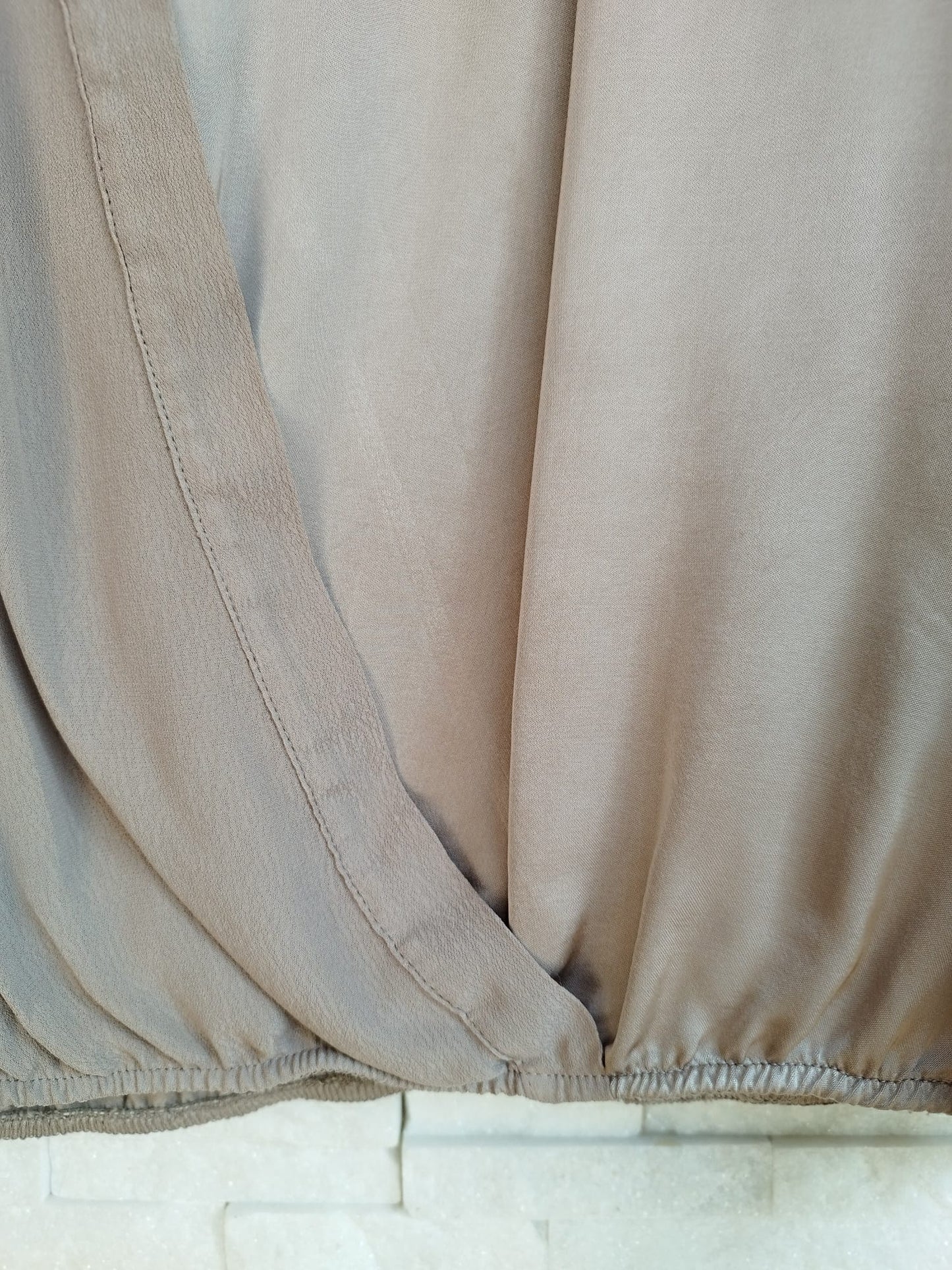 Camicia morbida con colletto e incrocio sul davanti tortora