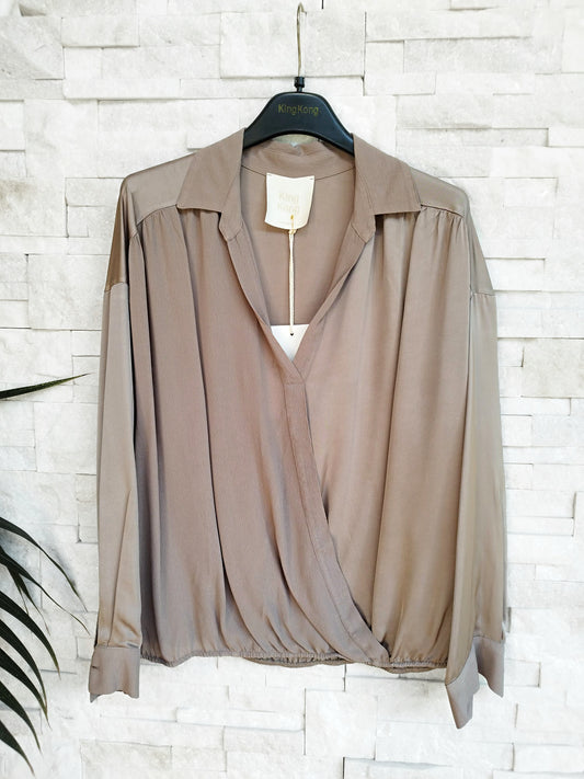 Camicia morbida con colletto e incrocio sul davanti tortora