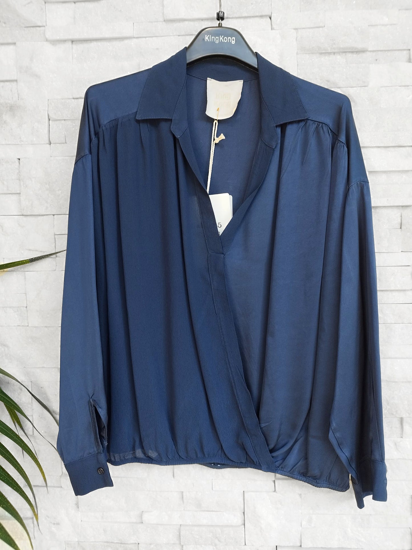 Camicia morbida con colletto e incrocio sul davanti blu