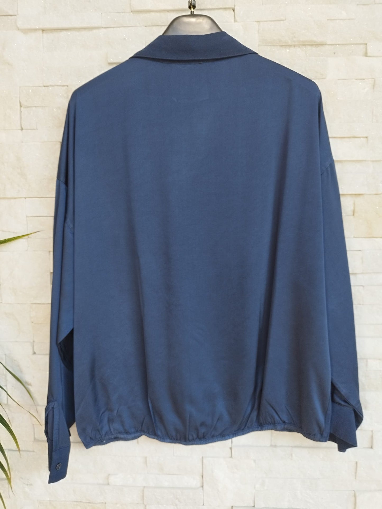 Camicia morbida con colletto e incrocio sul davanti blu
