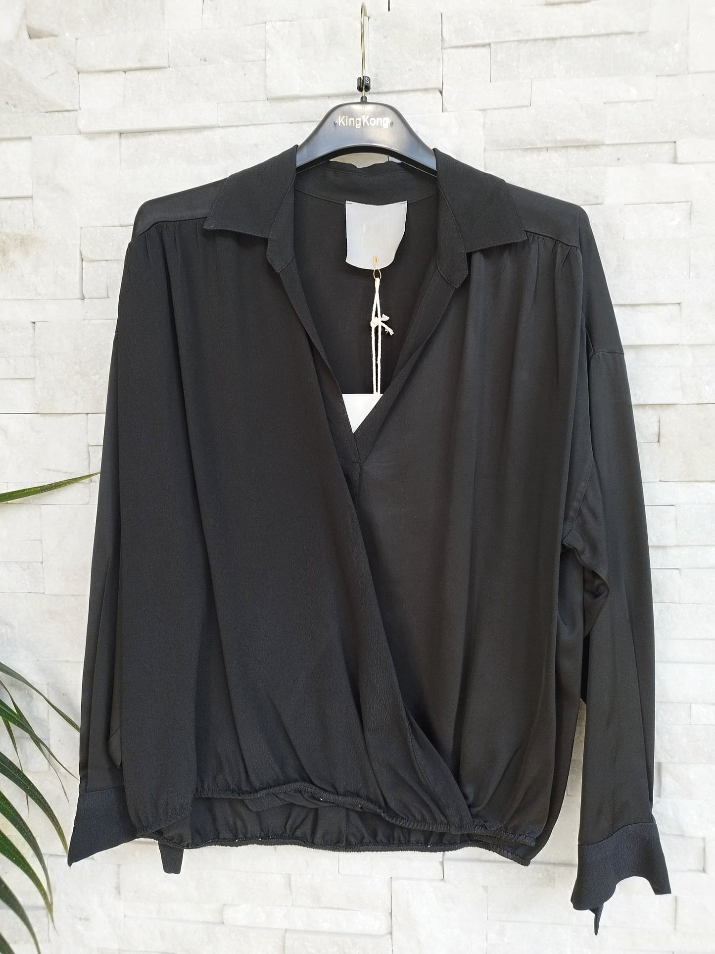 Camicia morbida con colletto e incrocio sul davanti nero
