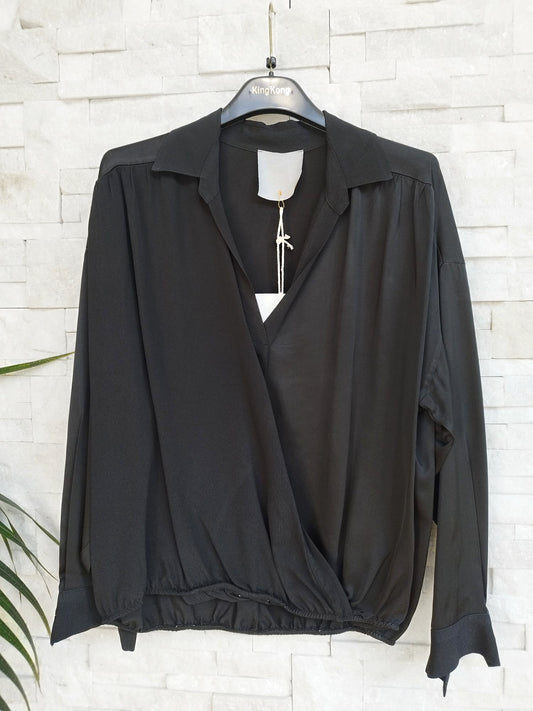 Camicia morbida con colletto e incrocio sul davanti nero