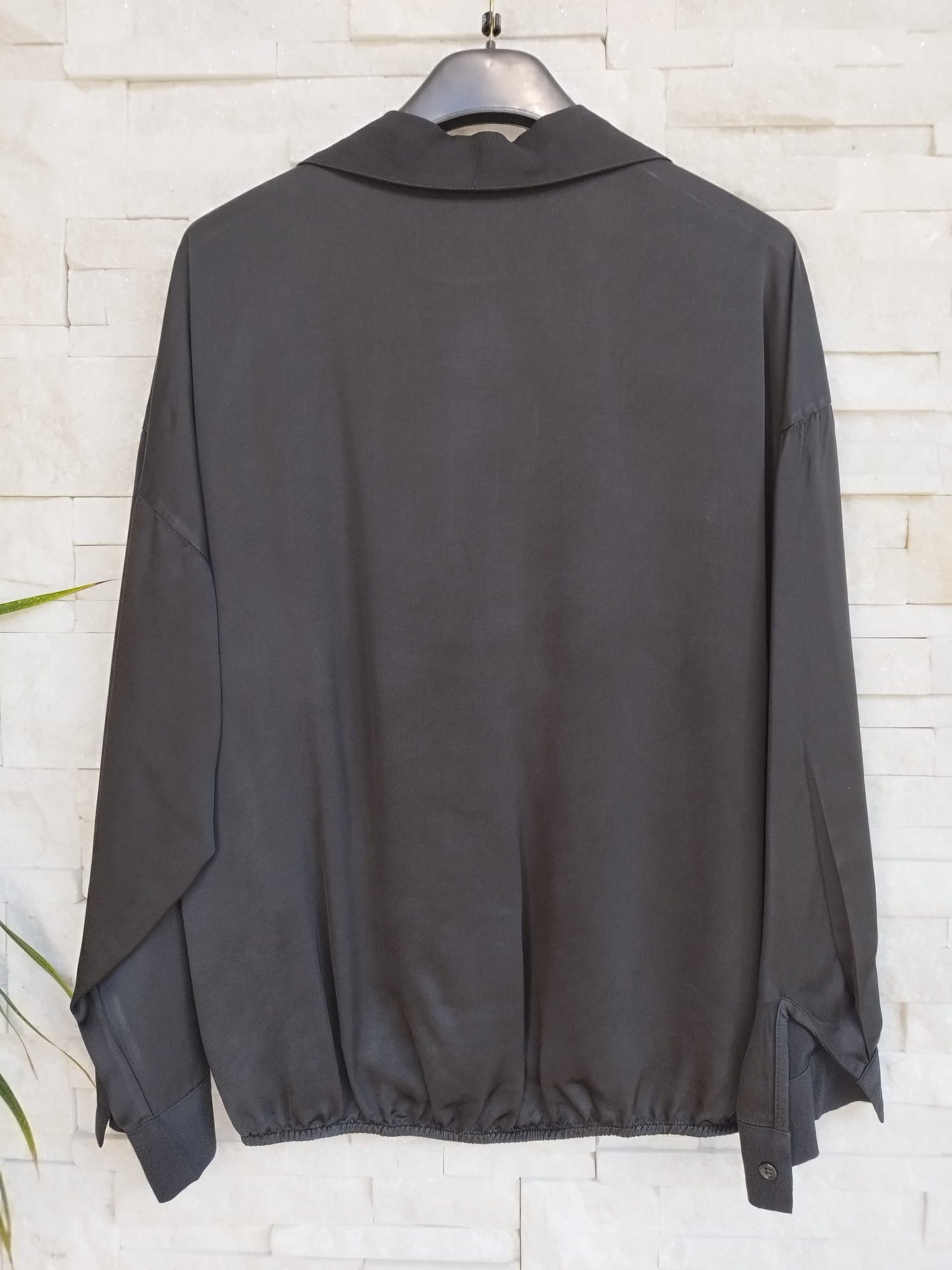 Camicia morbida con colletto e incrocio sul davanti nero