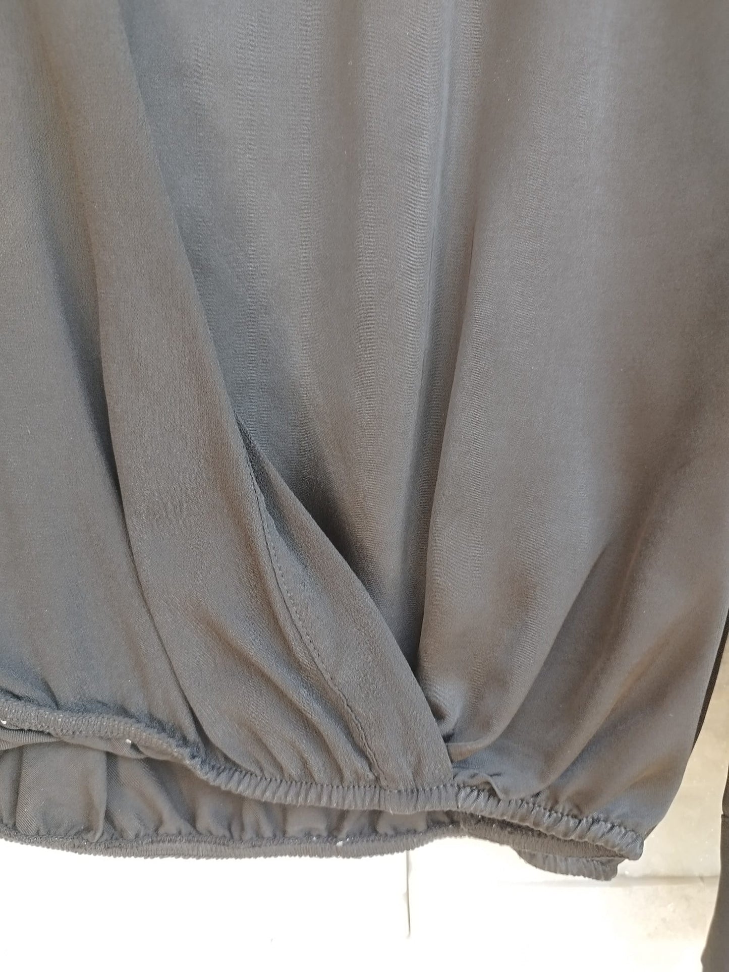 Camicia morbida con colletto e incrocio sul davanti nero
