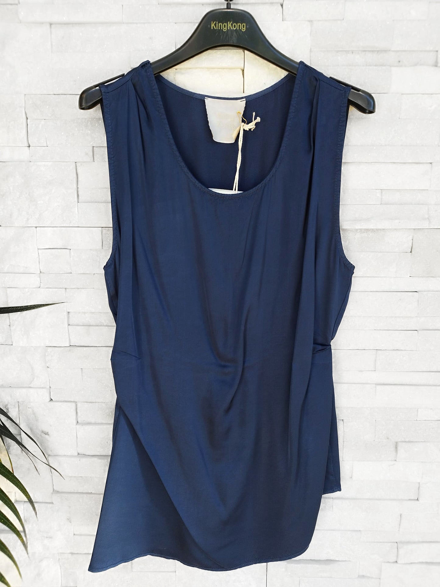 Top con fondo in taglio asimmetrico blu