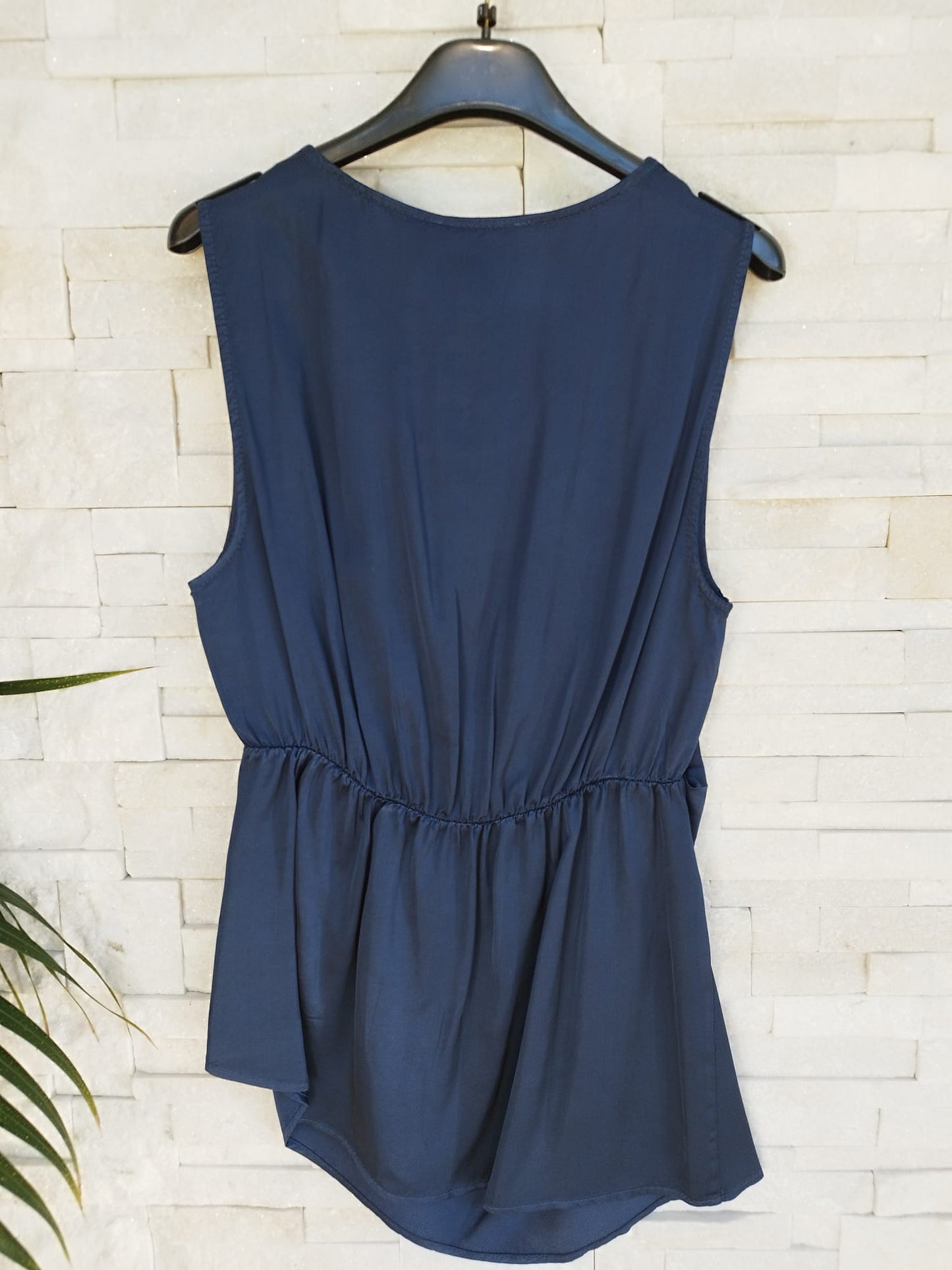 Top con fondo in taglio asimmetrico blu