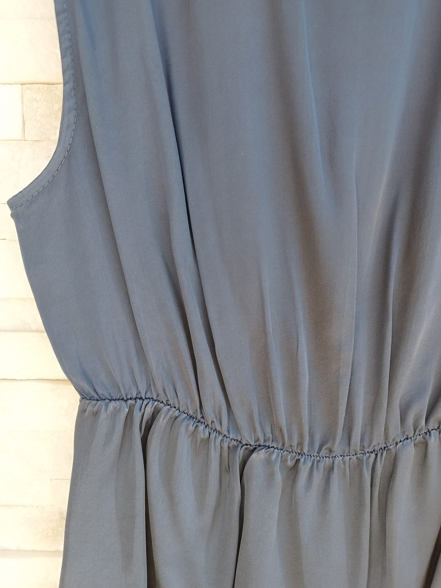 Top con fondo in taglio asimmetrico blu