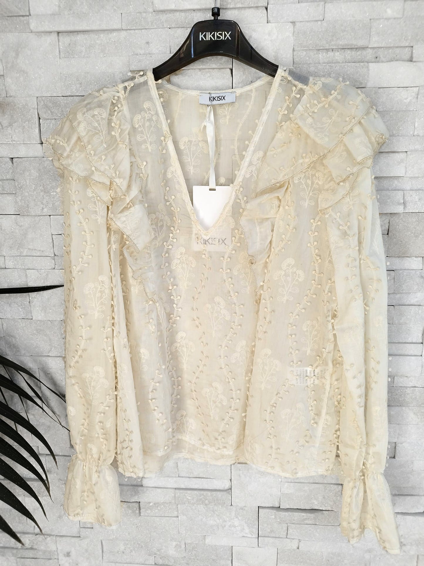 Blusa con ricamo color panna e rouge sulle spalle