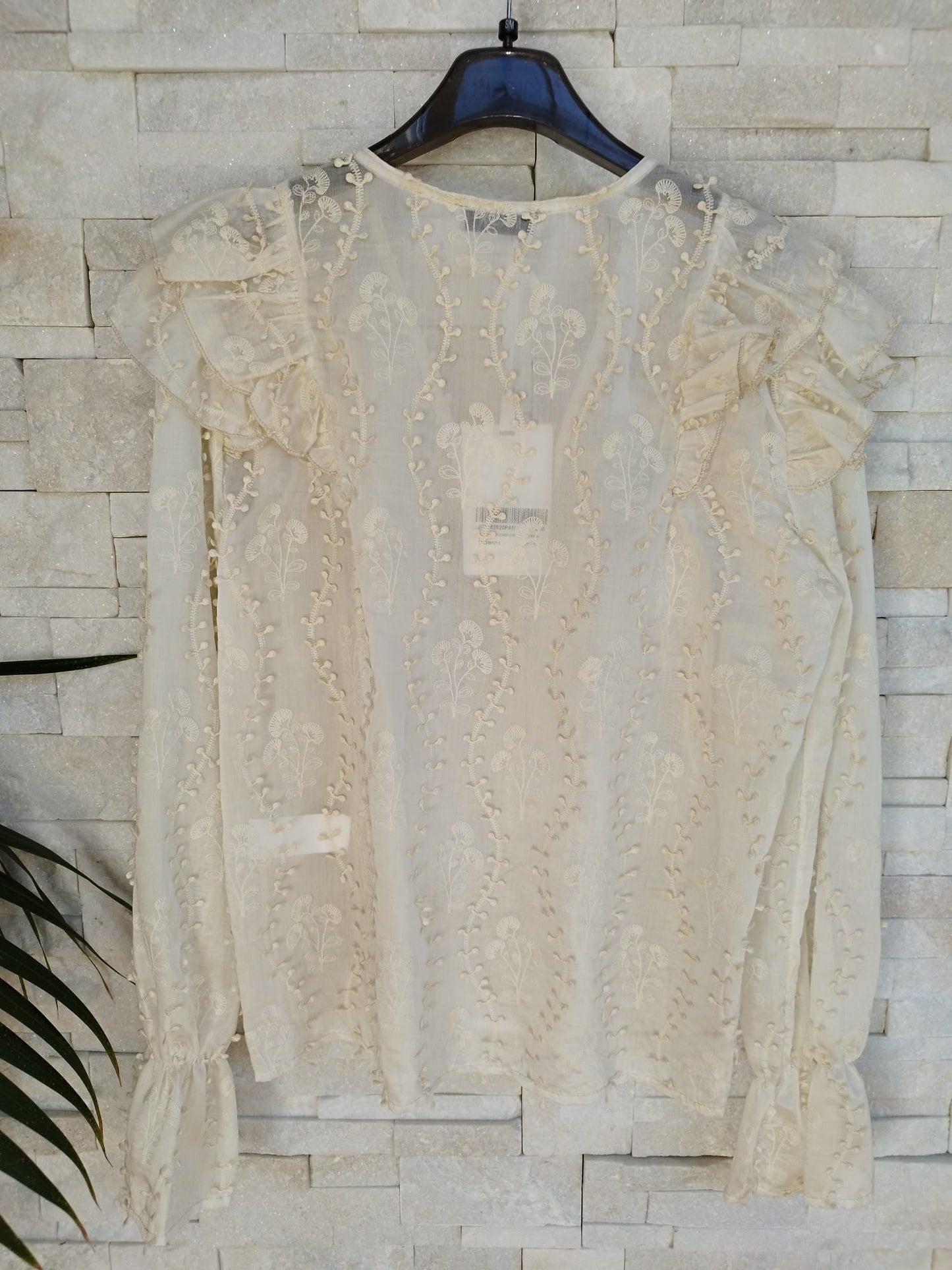 Blusa con ricamo color panna e rouge sulle spalle