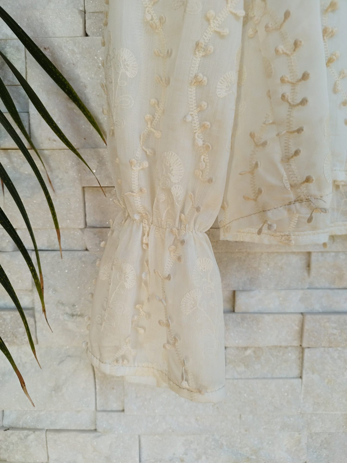 Blusa con ricamo color panna e rouge sulle spalle