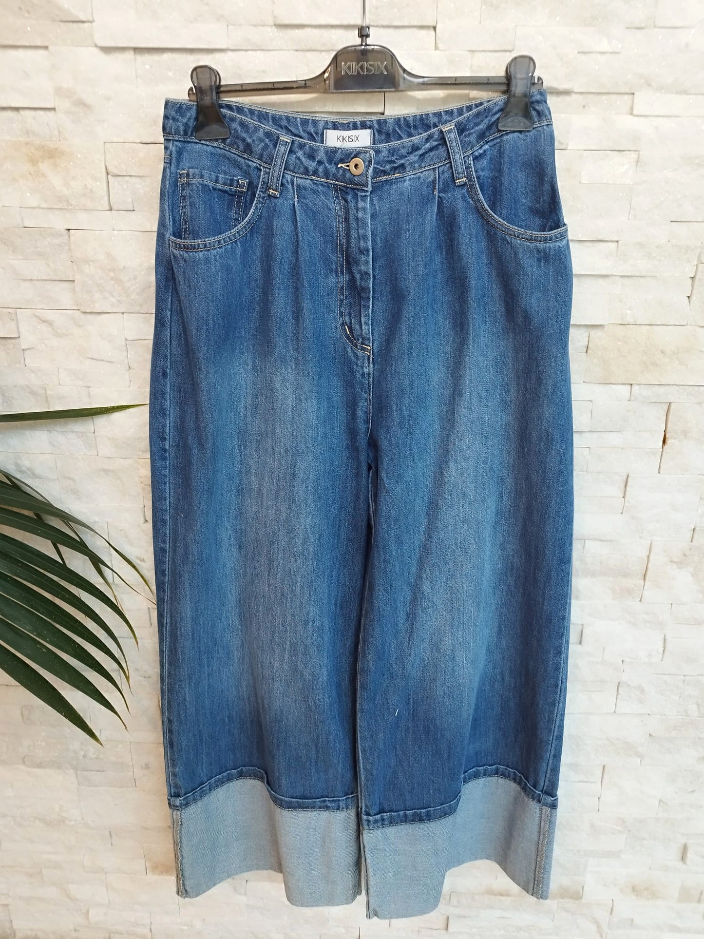 Jeans largo con risvolto.