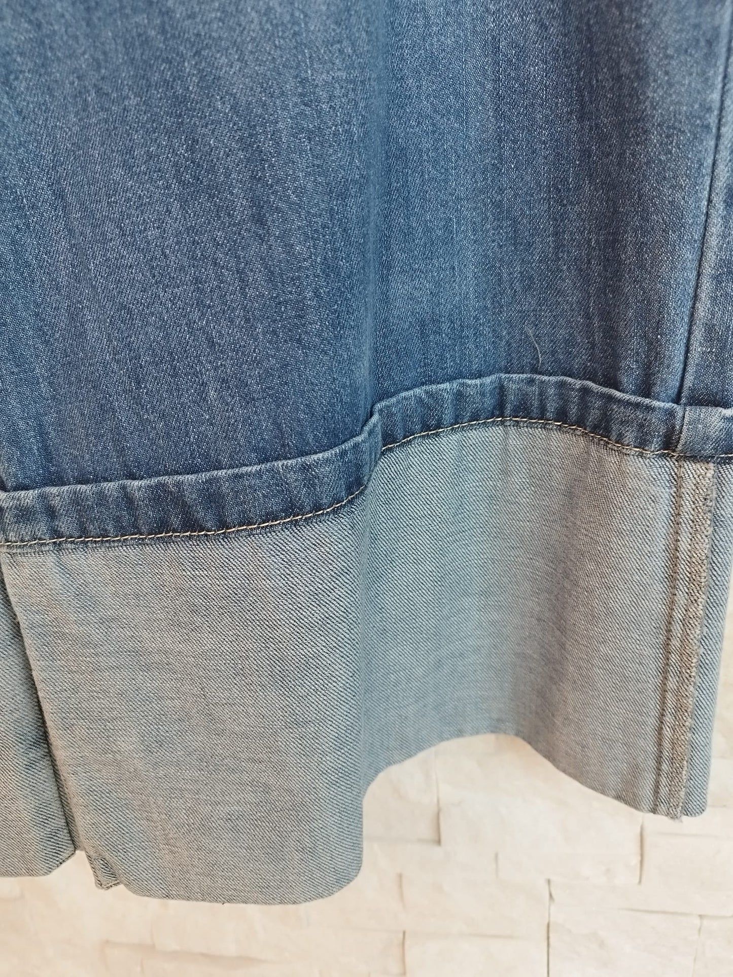 Jeans largo con risvolto.