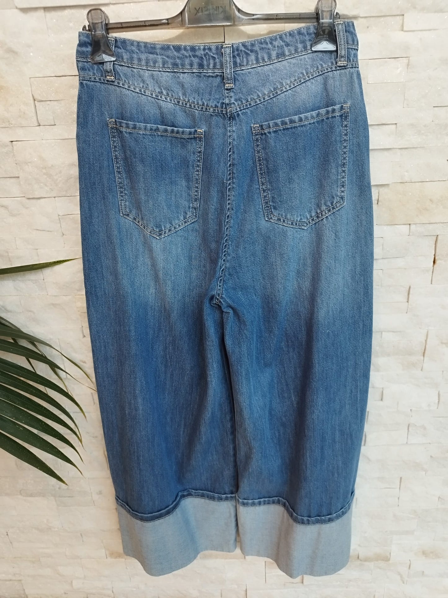 Jeans largo con risvolto.