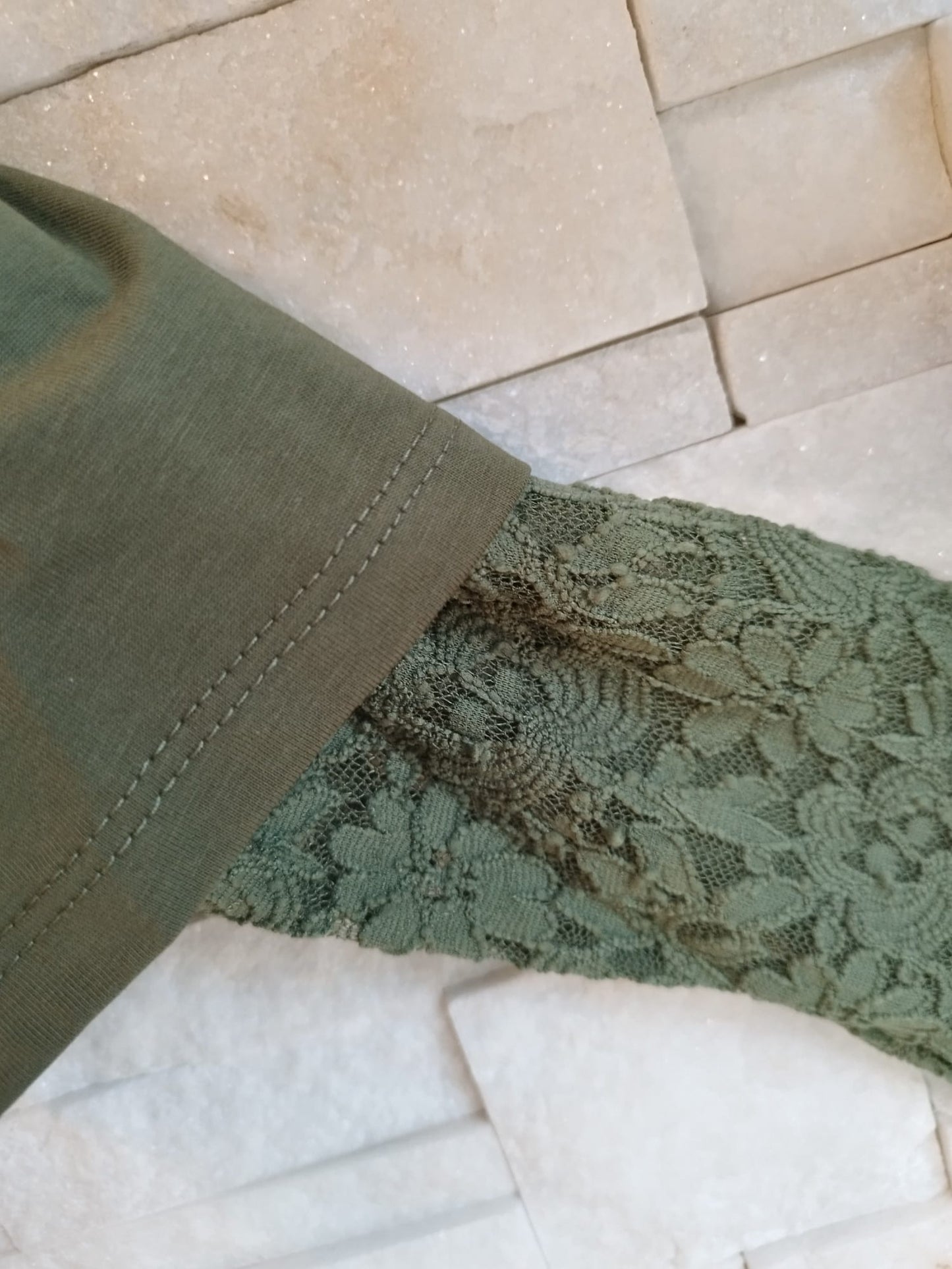 T-shirt over con manica lunga in pizzo verde militare