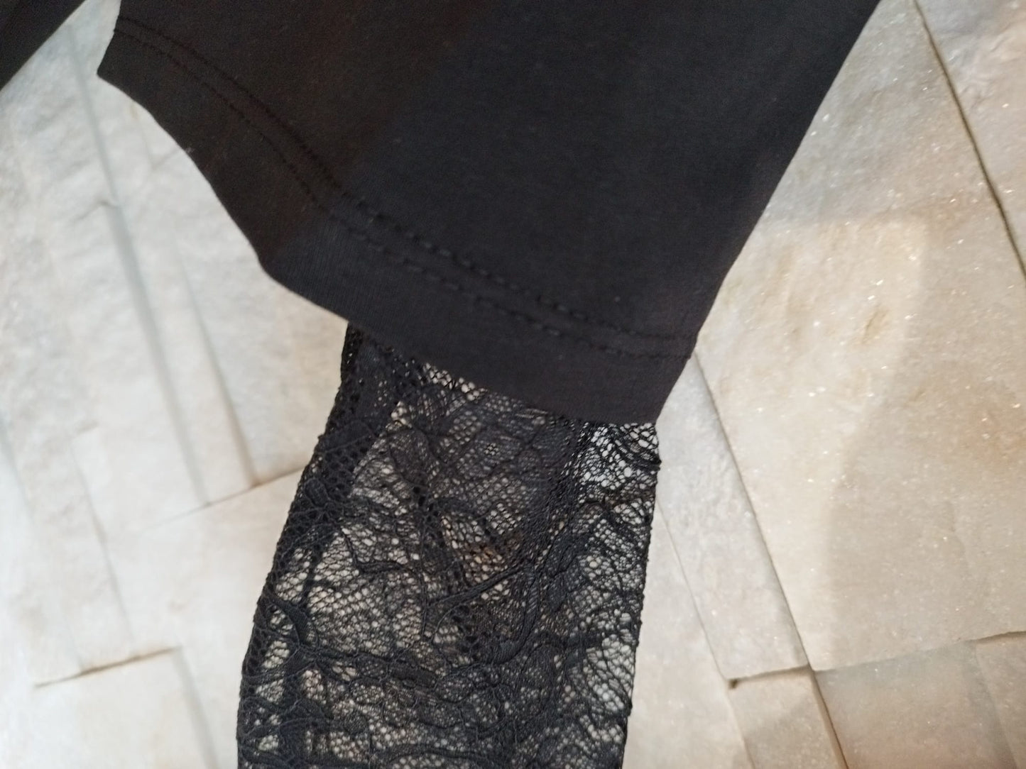 T-shirt over con manica lunga in pizzo nero