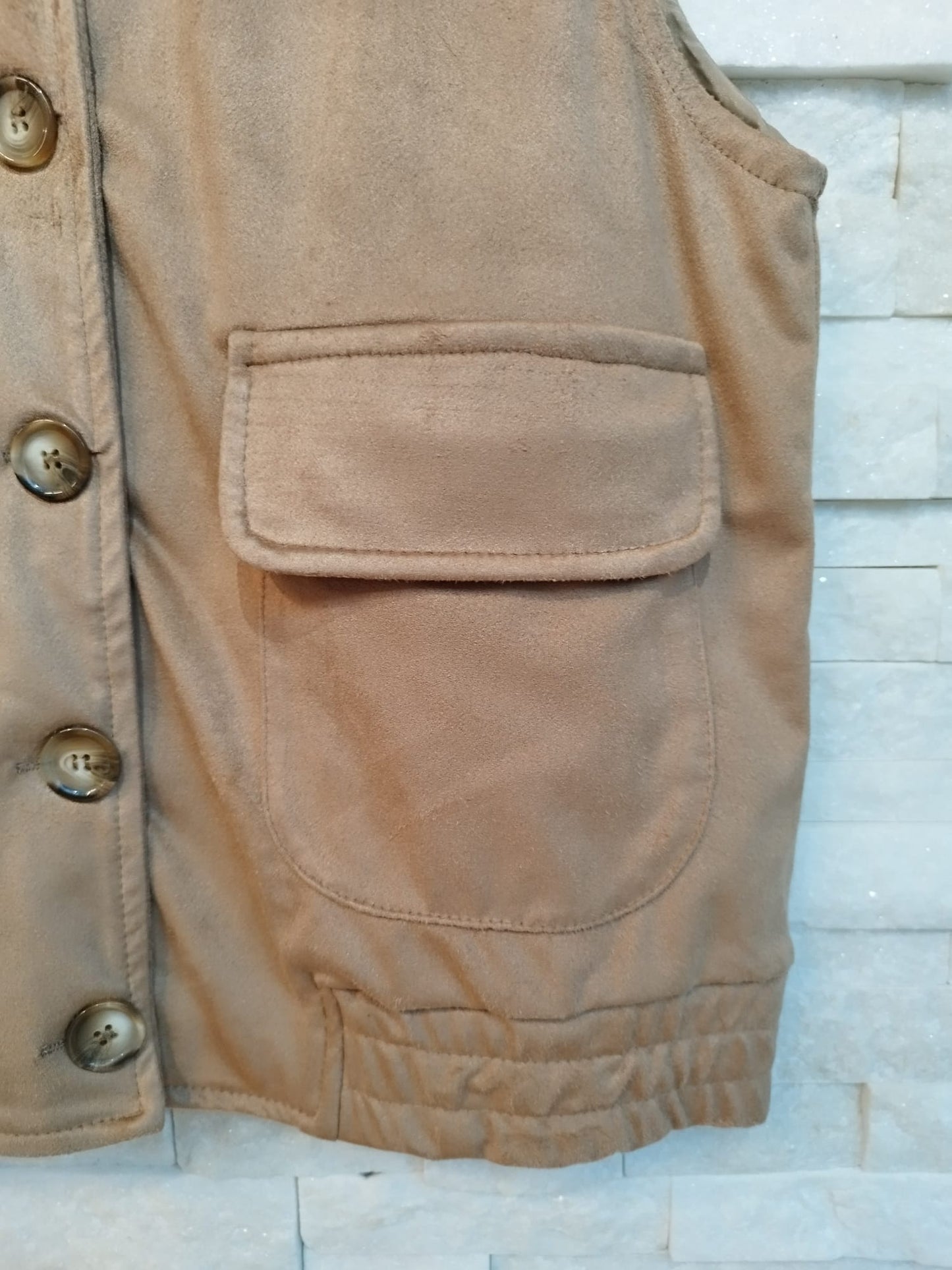 Gilet con tasche in dainetto color cammello