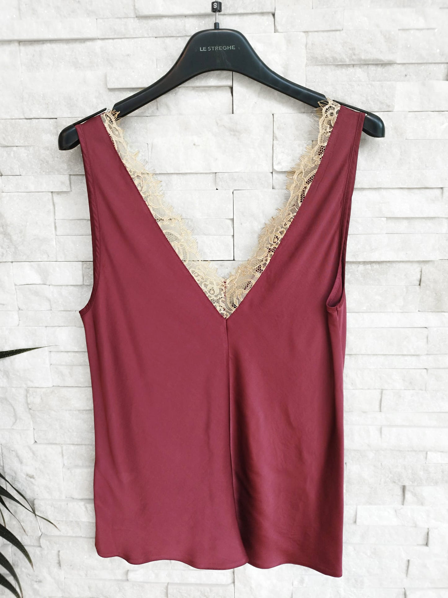 Top con pizzo sul davanti in raso. Colore India