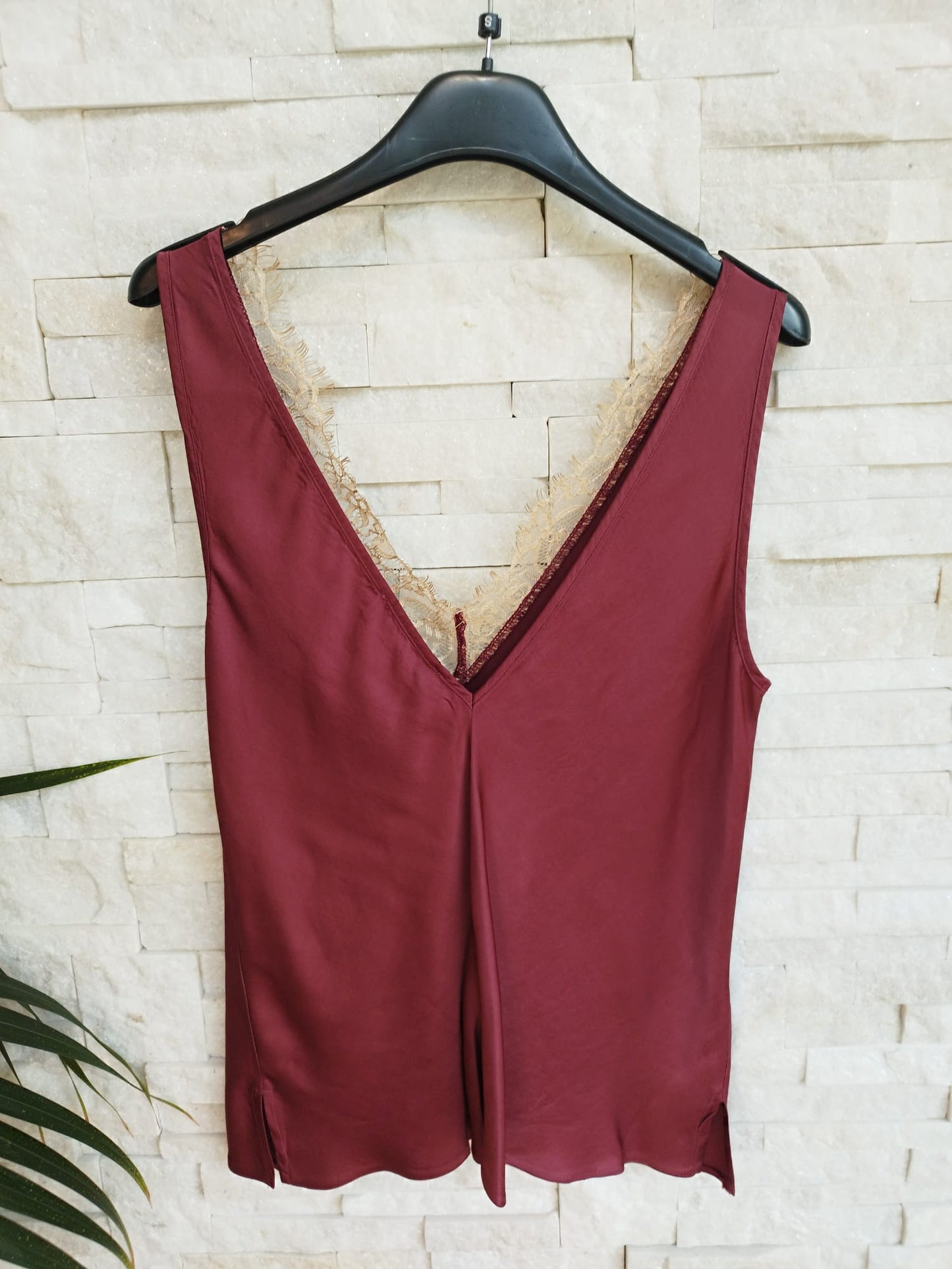 Top con pizzo sul davanti in raso. Colore India
