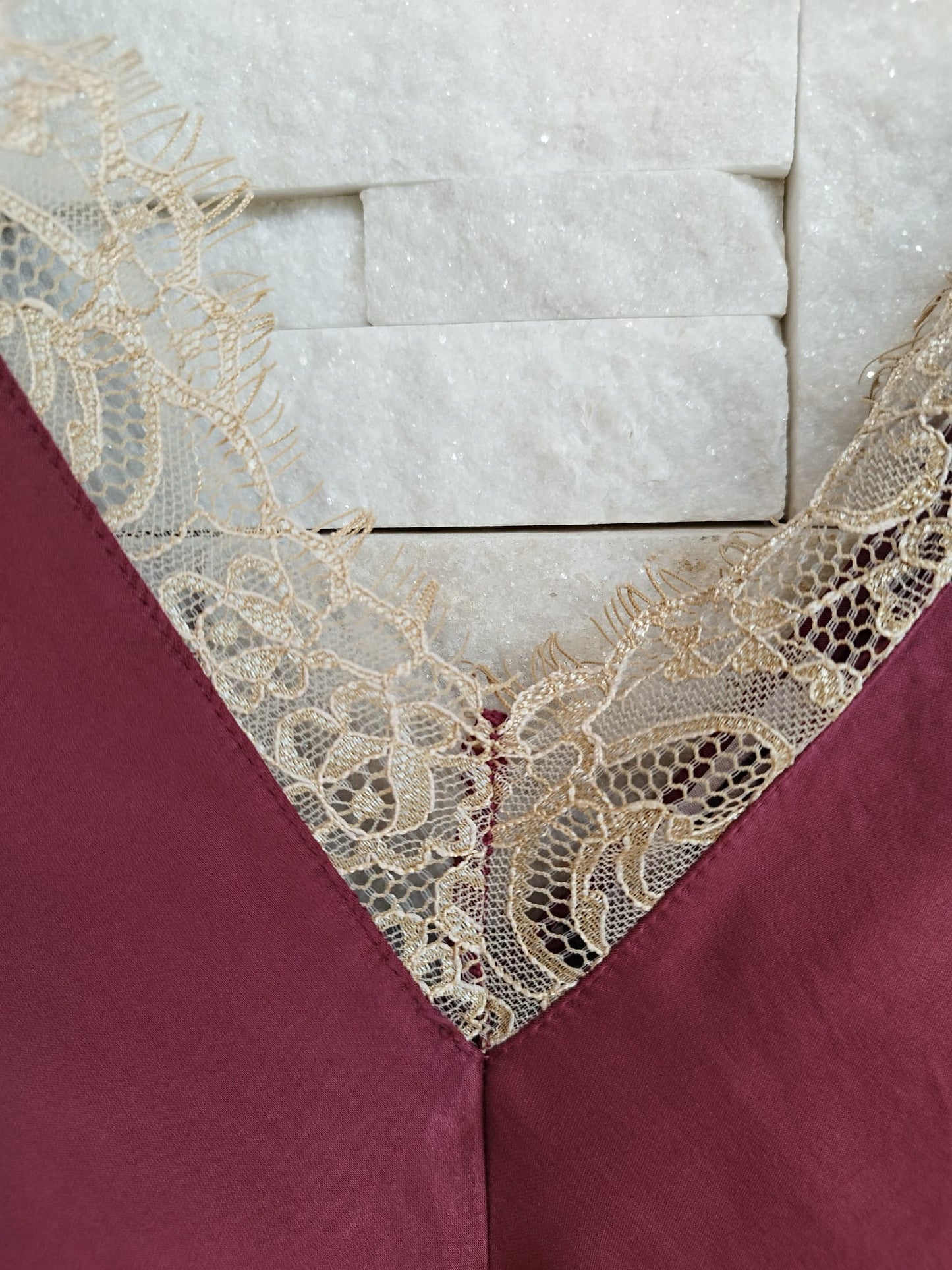 Top con pizzo sul davanti in raso. Colore India