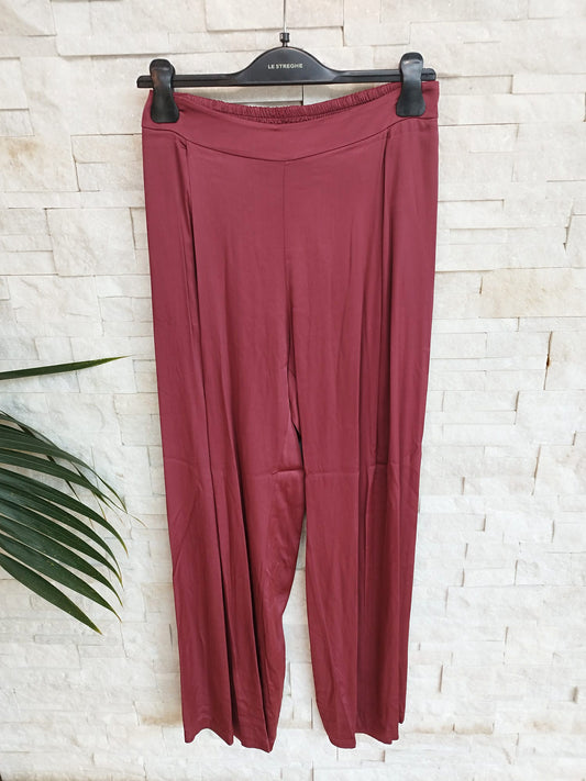 Pantalone dritto raso con elastico sul retro. Colore India