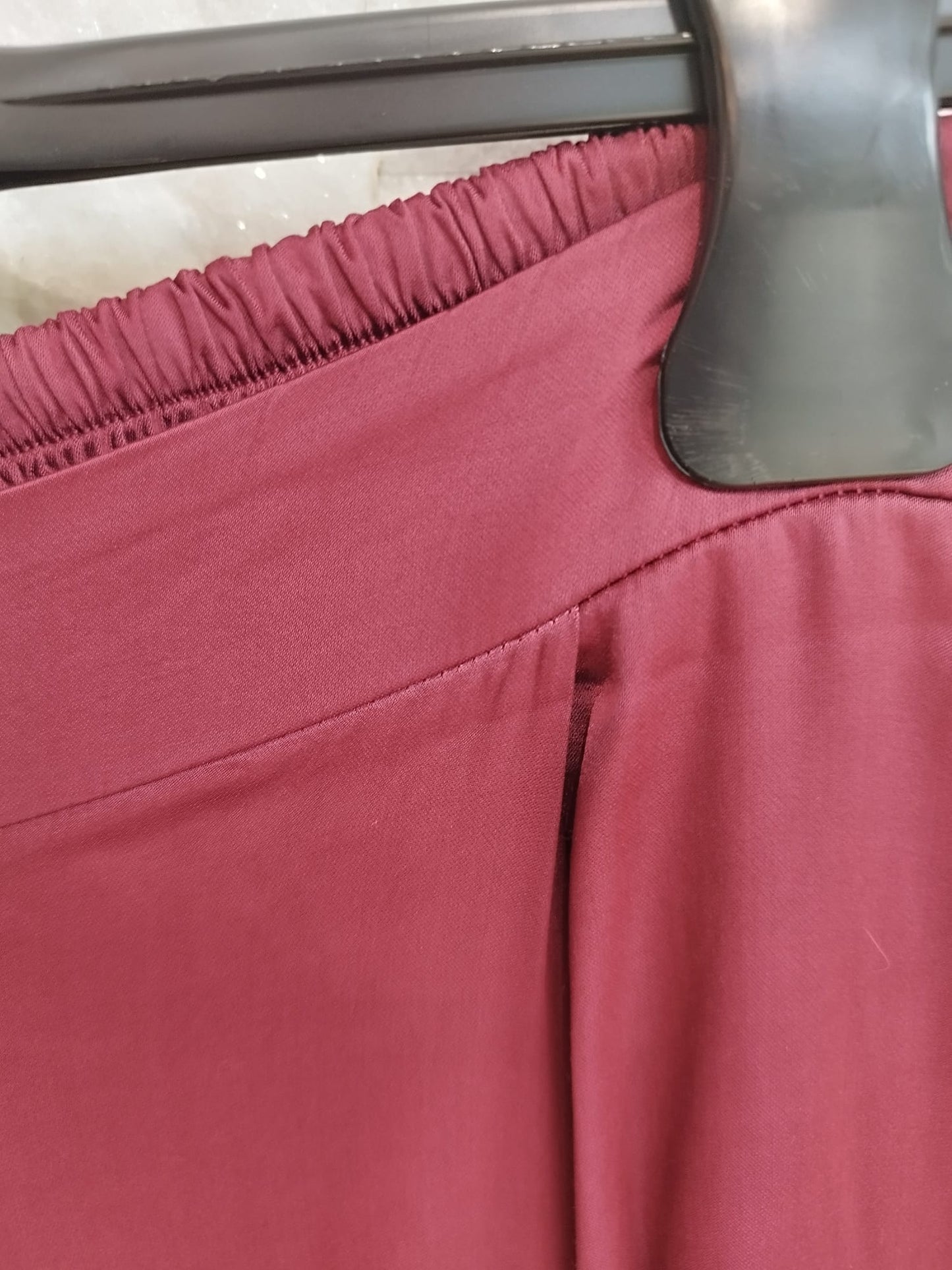 Pantalone dritto raso con elastico sul retro. Colore India