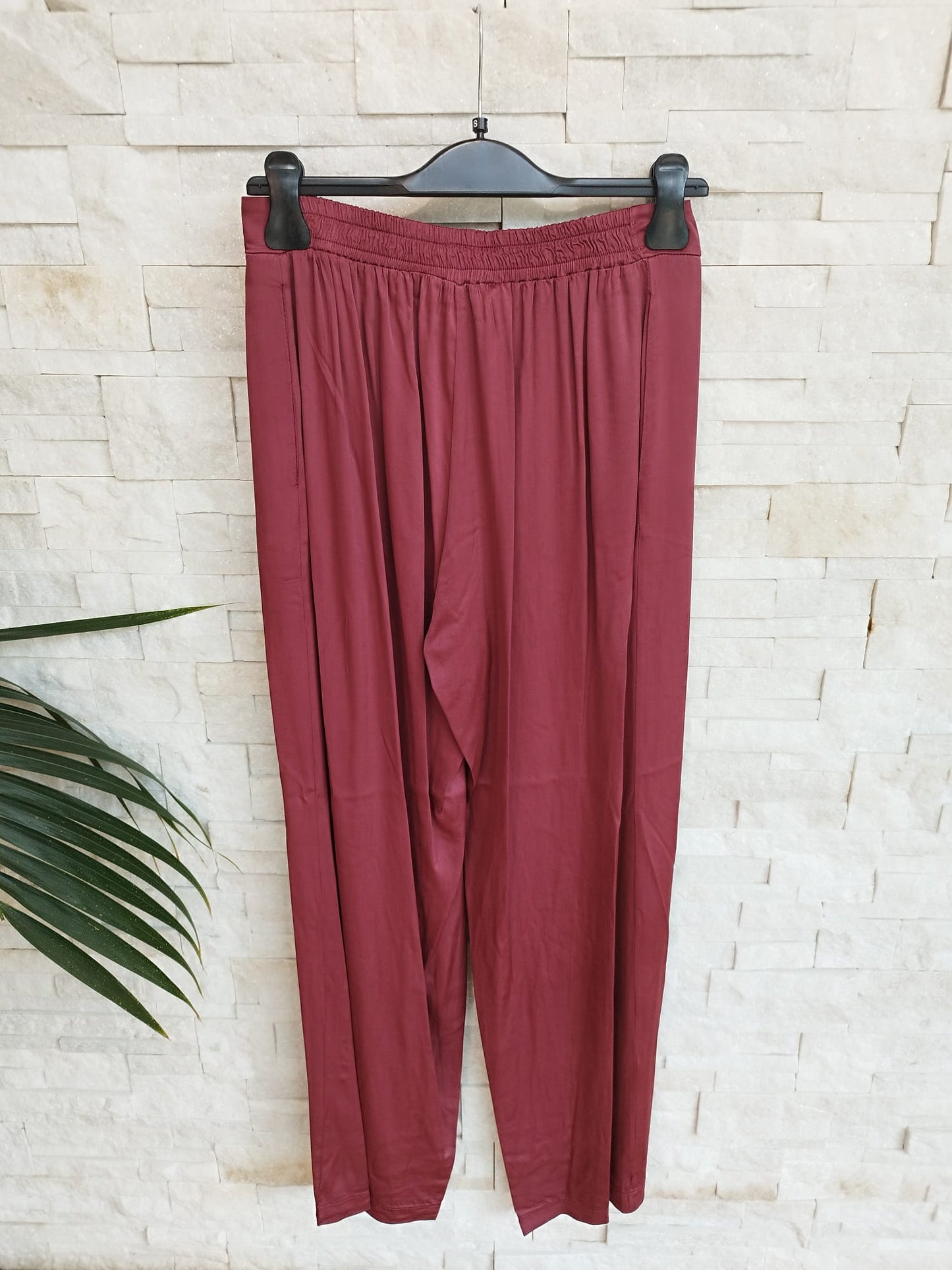 Pantalone dritto raso con elastico sul retro. Colore India