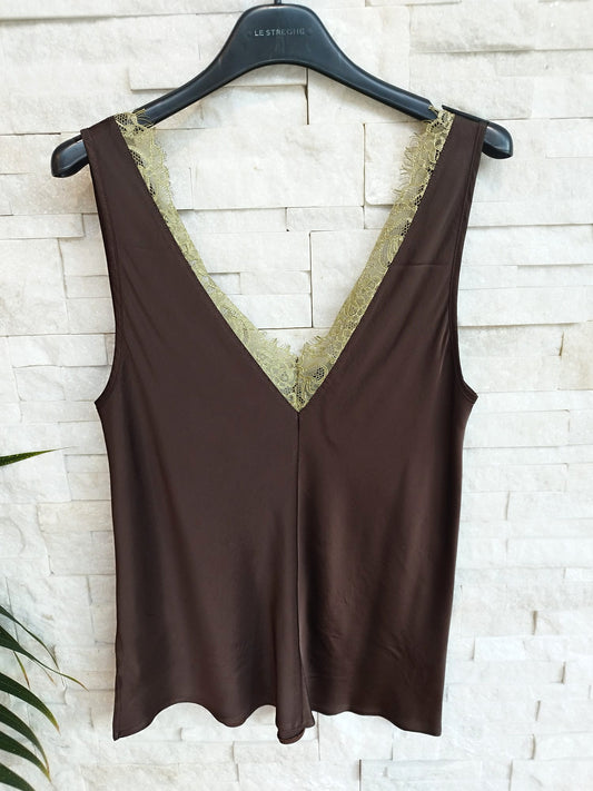 Top con pizzo sul davanti in raso. Colore Moro