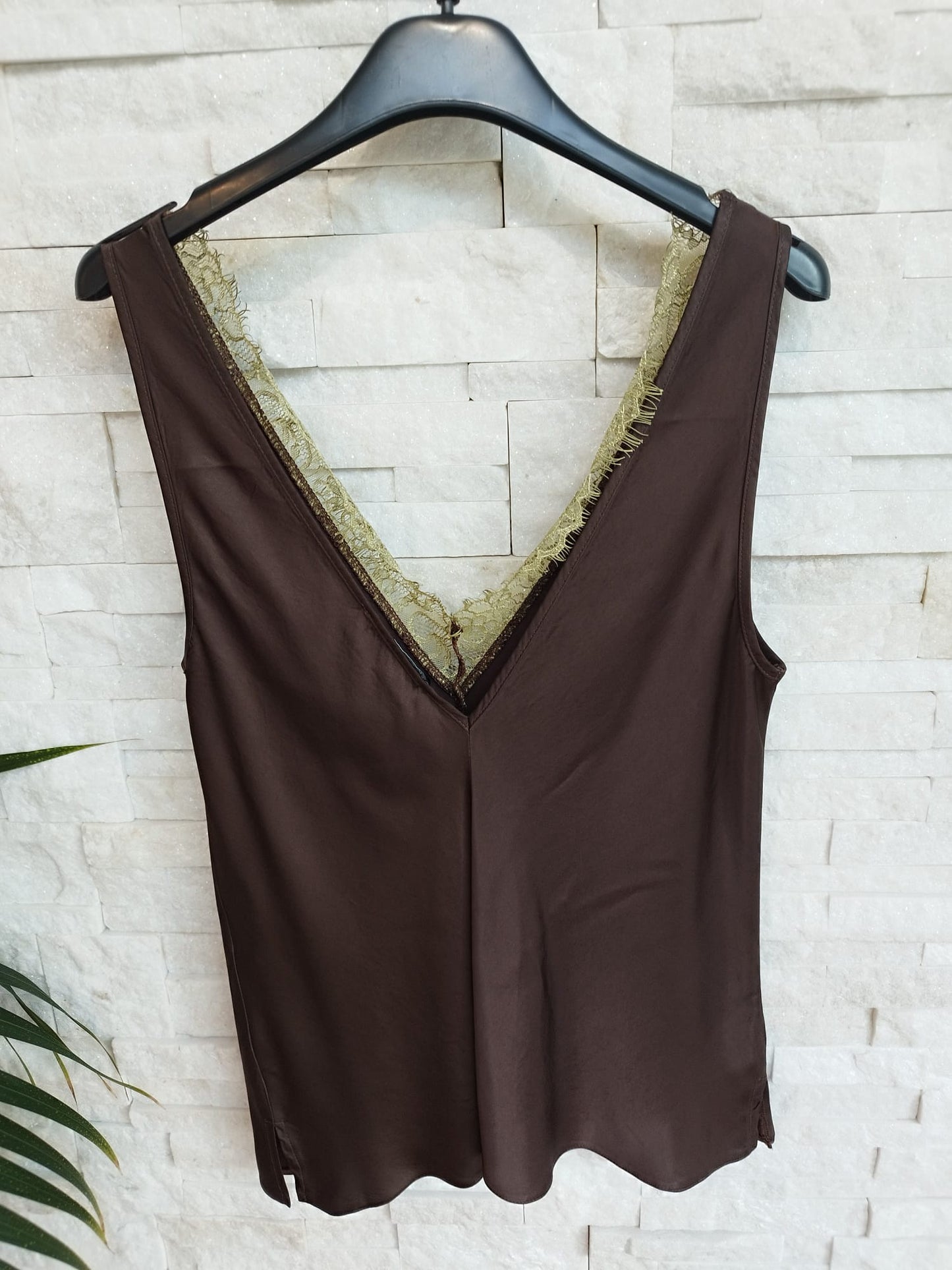 Top con pizzo sul davanti in raso. Colore Moro
