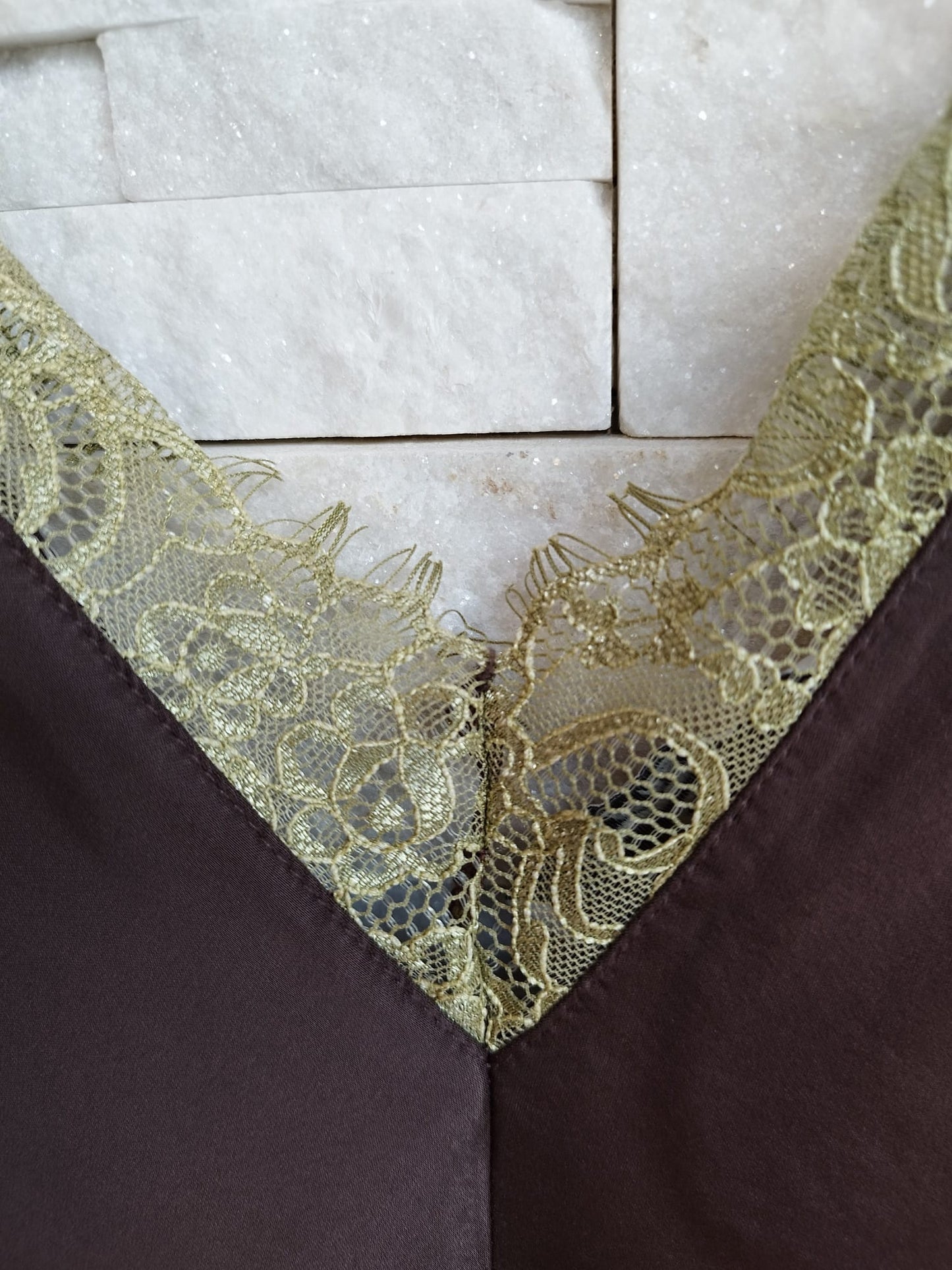 Top con pizzo sul davanti in raso. Colore Moro