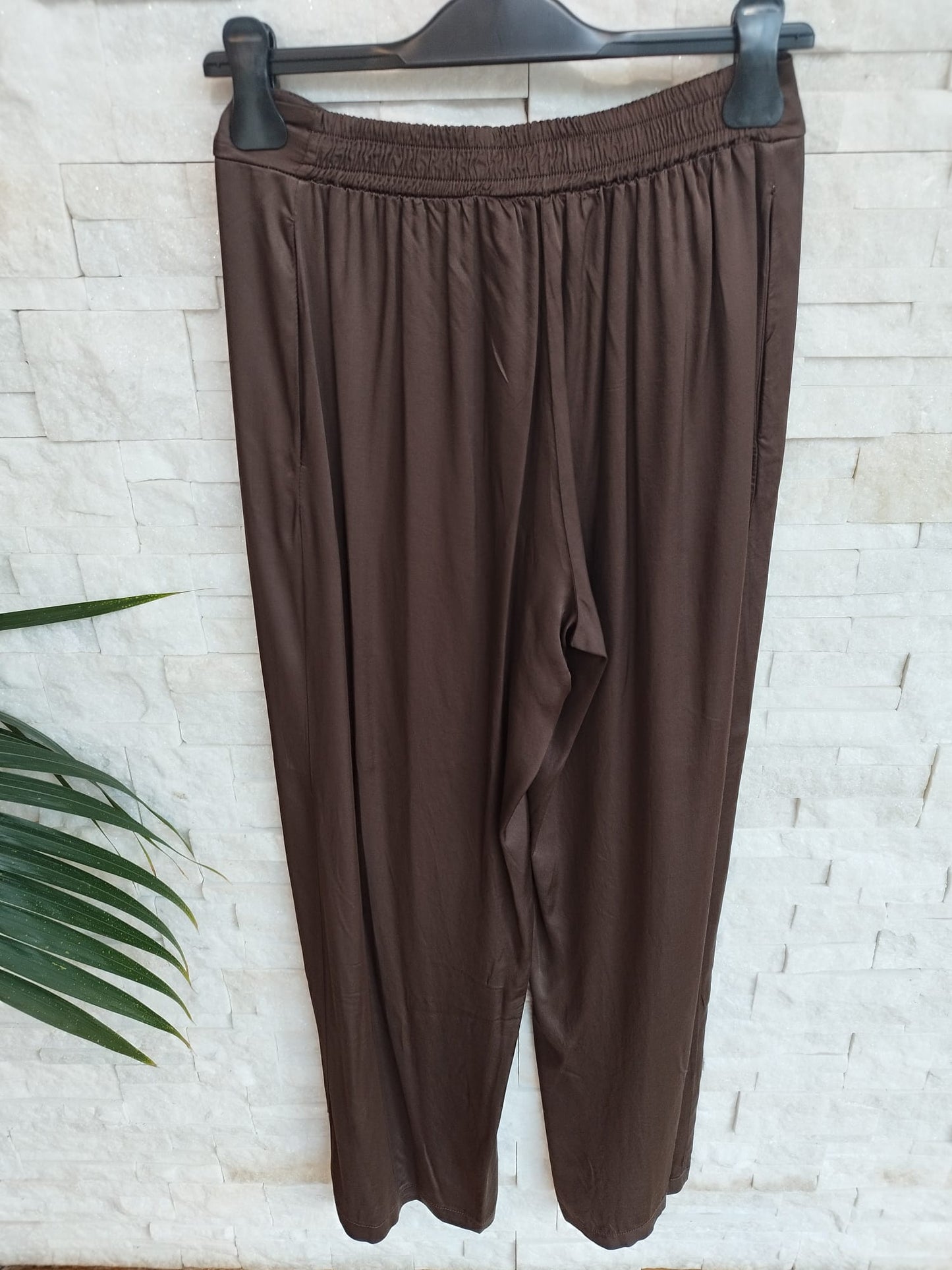 Pantalone dritto raso con elastico sul retro. Colore Moro