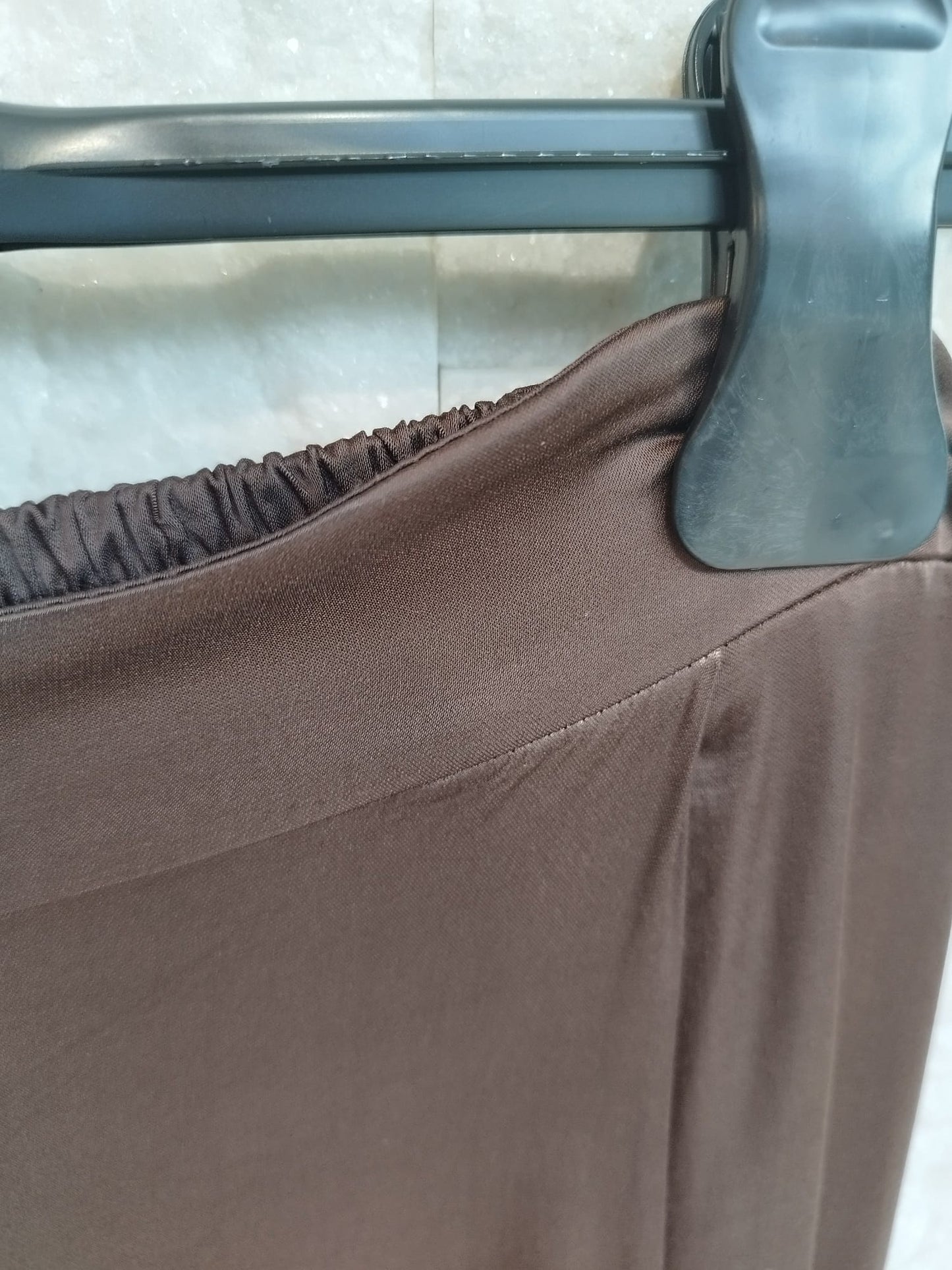 Pantalone dritto raso con elastico sul retro. Colore Moro