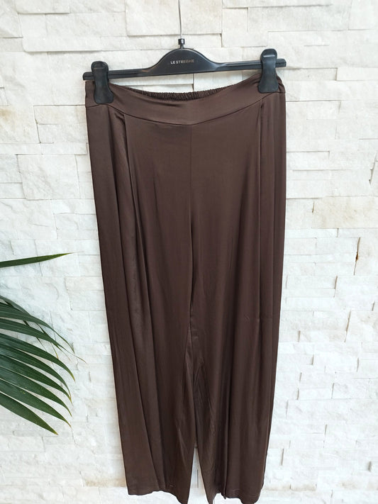 Pantalone dritto raso con elastico sul retro. Colore Moro