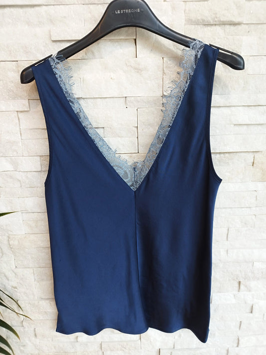 Top con pizzo sul davanti in raso. Colore Blu