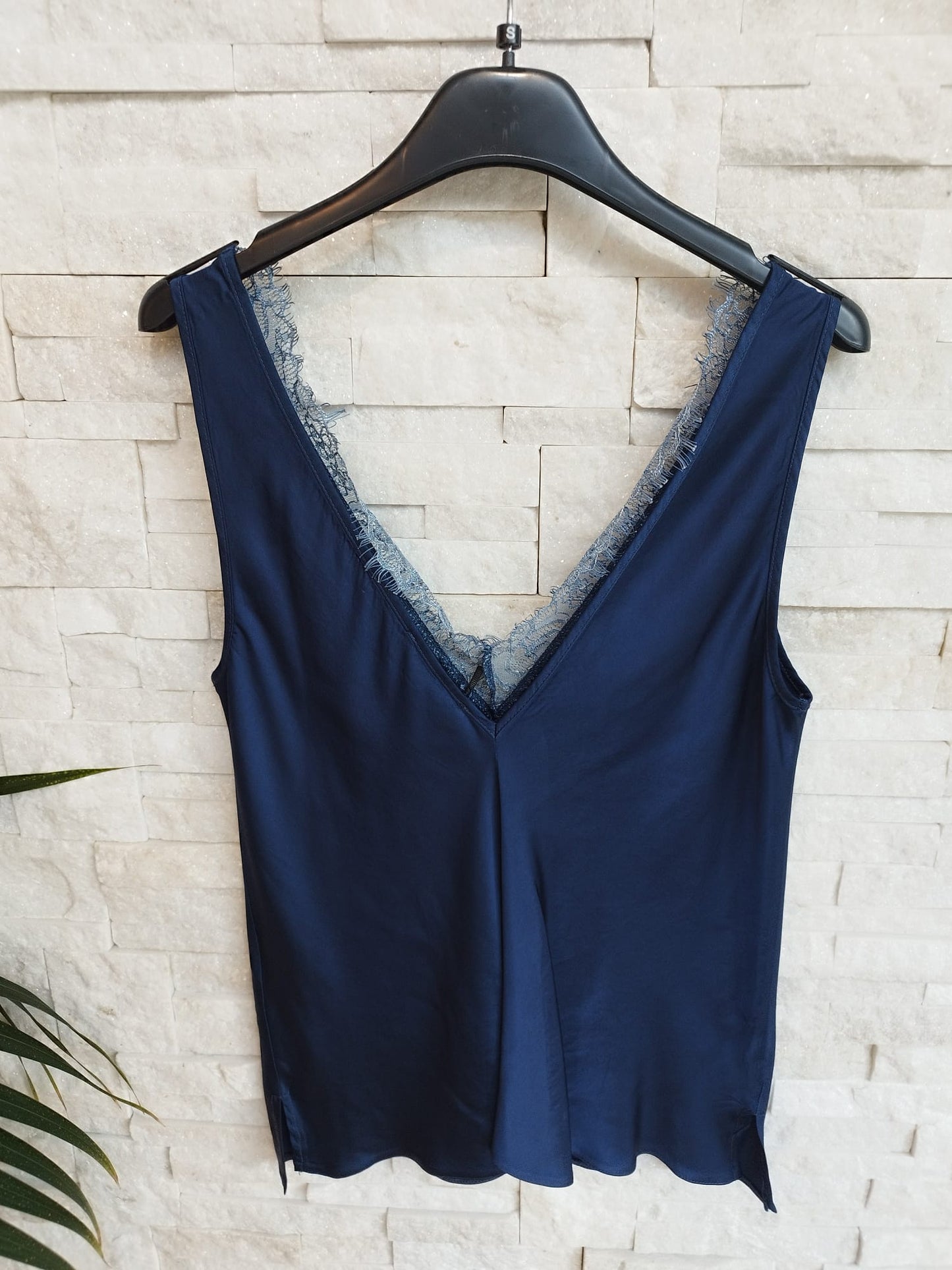 Top con pizzo sul davanti in raso. Colore Blu