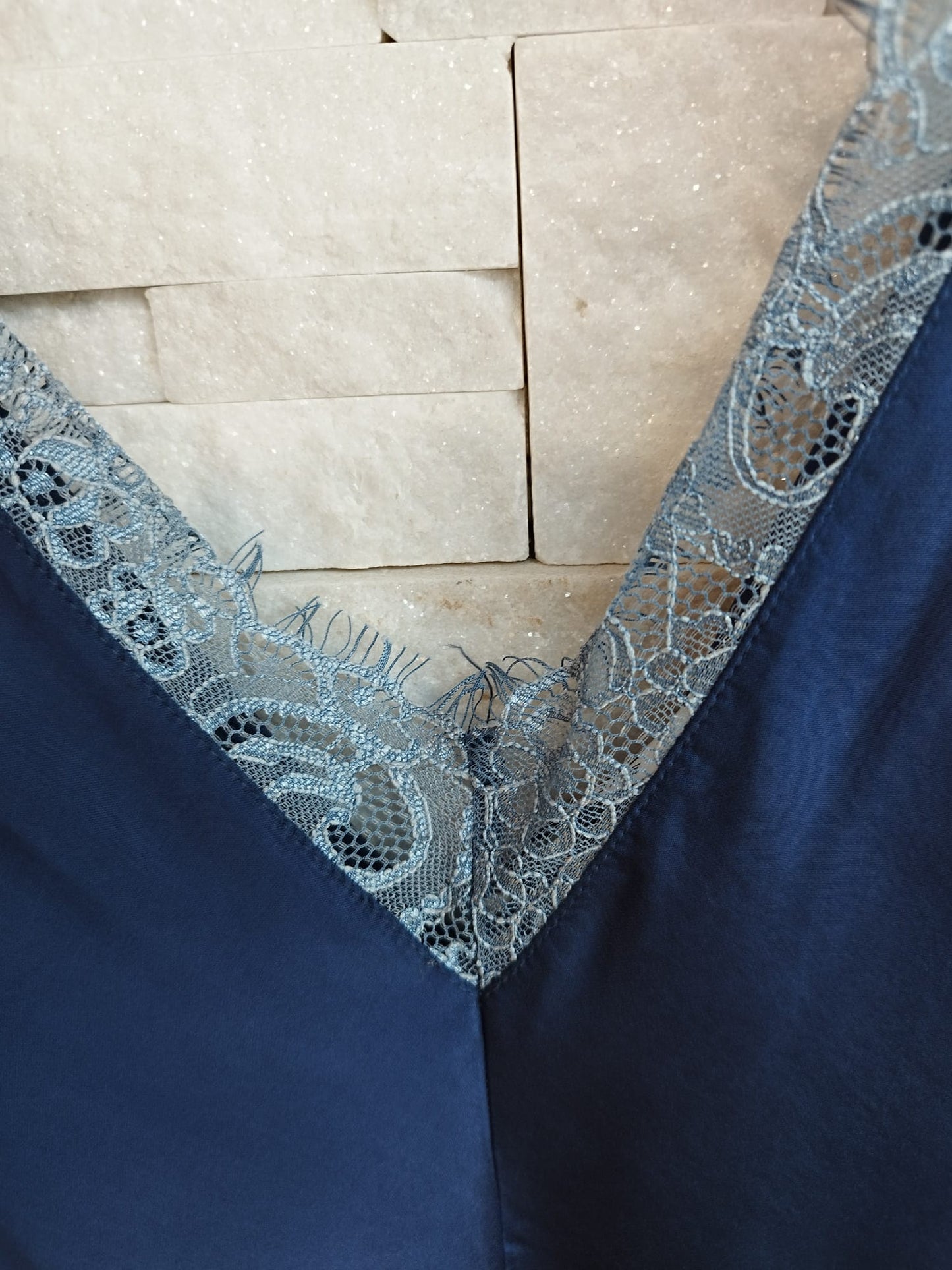 Top con pizzo sul davanti in raso. Colore Blu