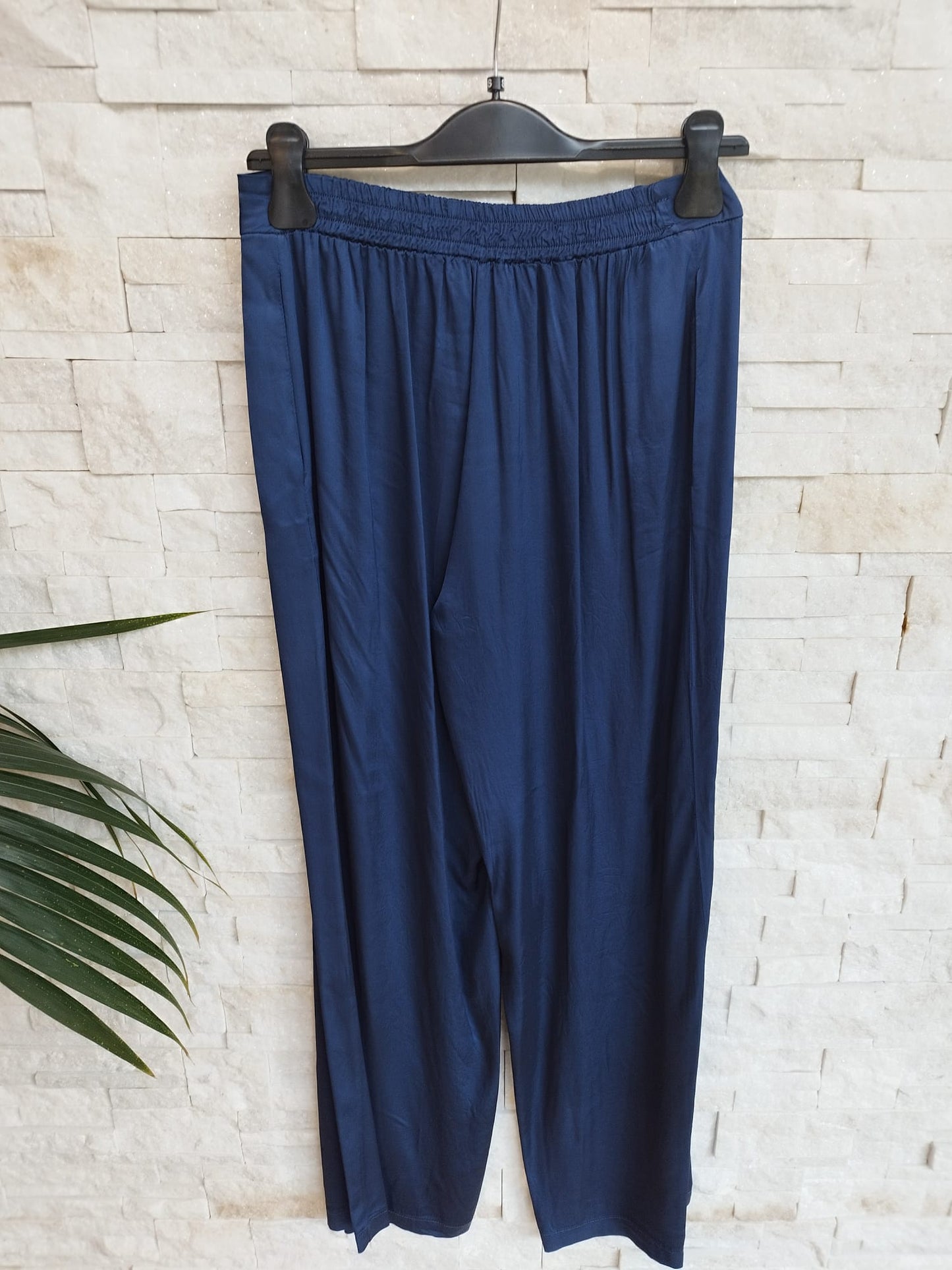 Pantalone dritto raso con elastico sul retro. Colore Blu