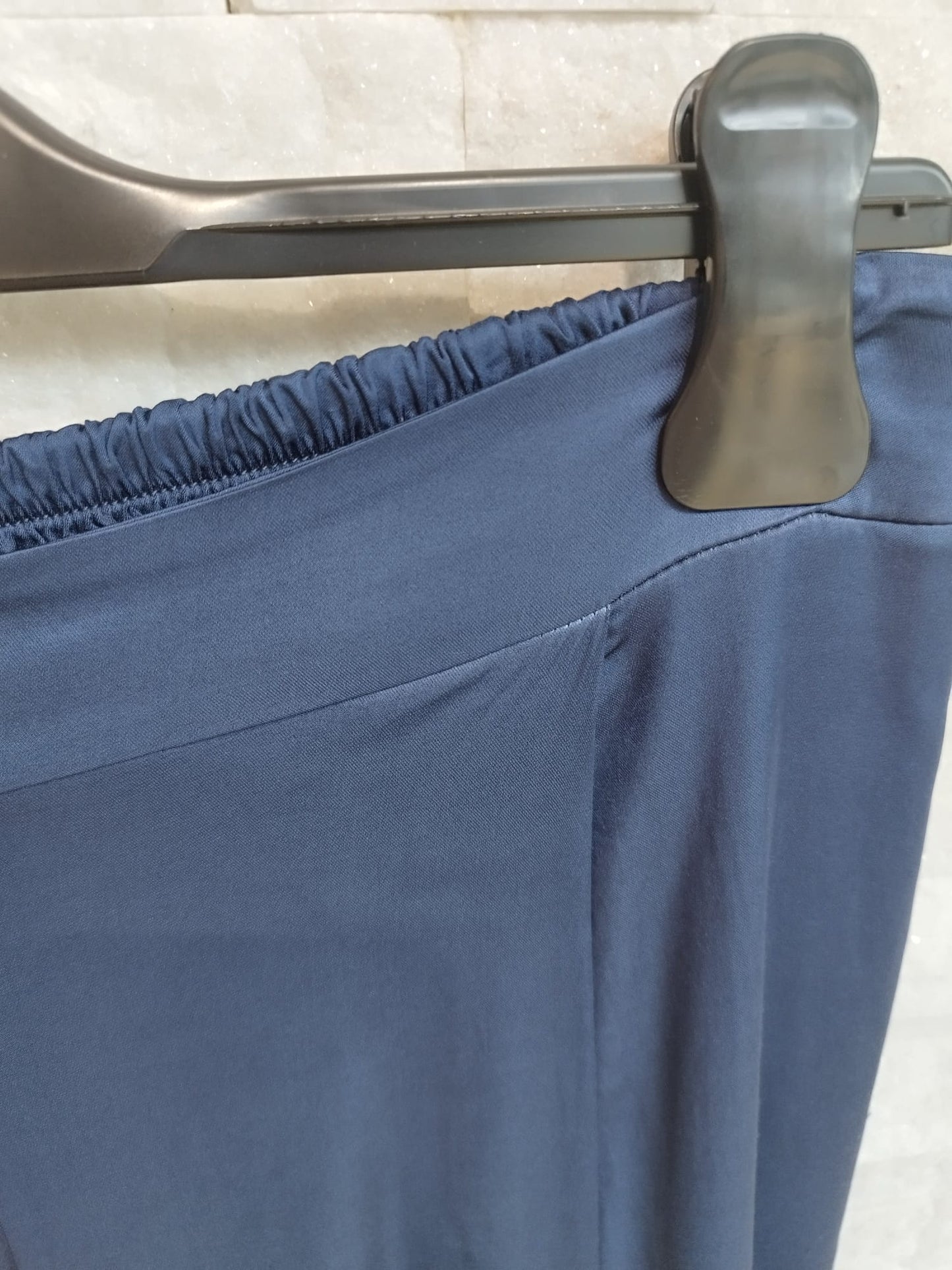Pantalone dritto raso con elastico sul retro. Colore Blu