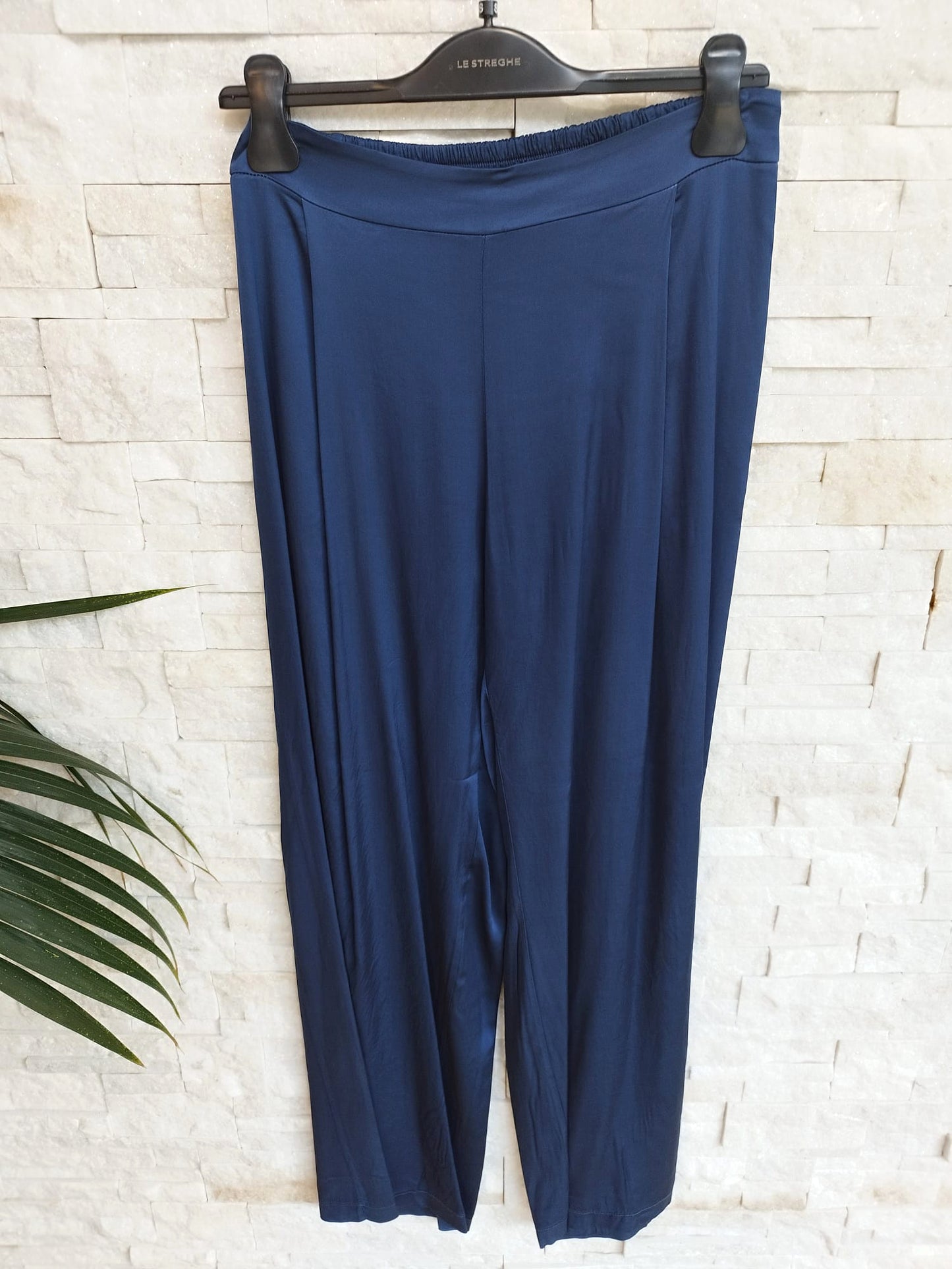 Pantalone dritto raso con elastico sul retro. Colore Blu