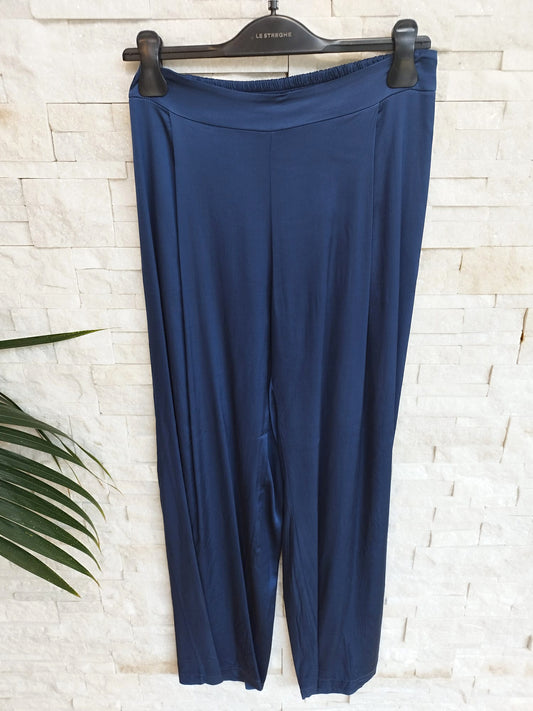 Pantalone dritto raso con elastico sul retro. Colore Blu