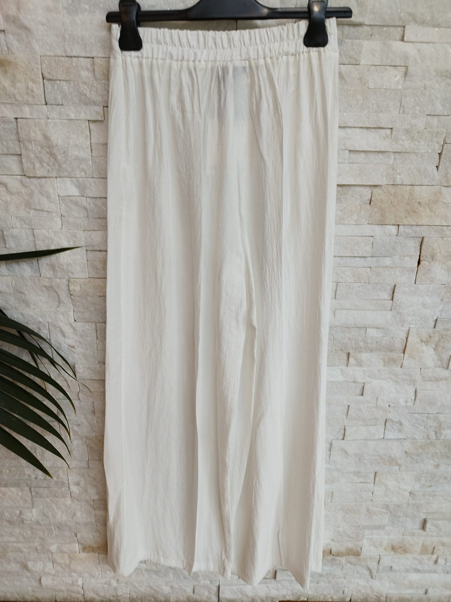 Pantalone dritto con elastico in vita sul retro colore bianco