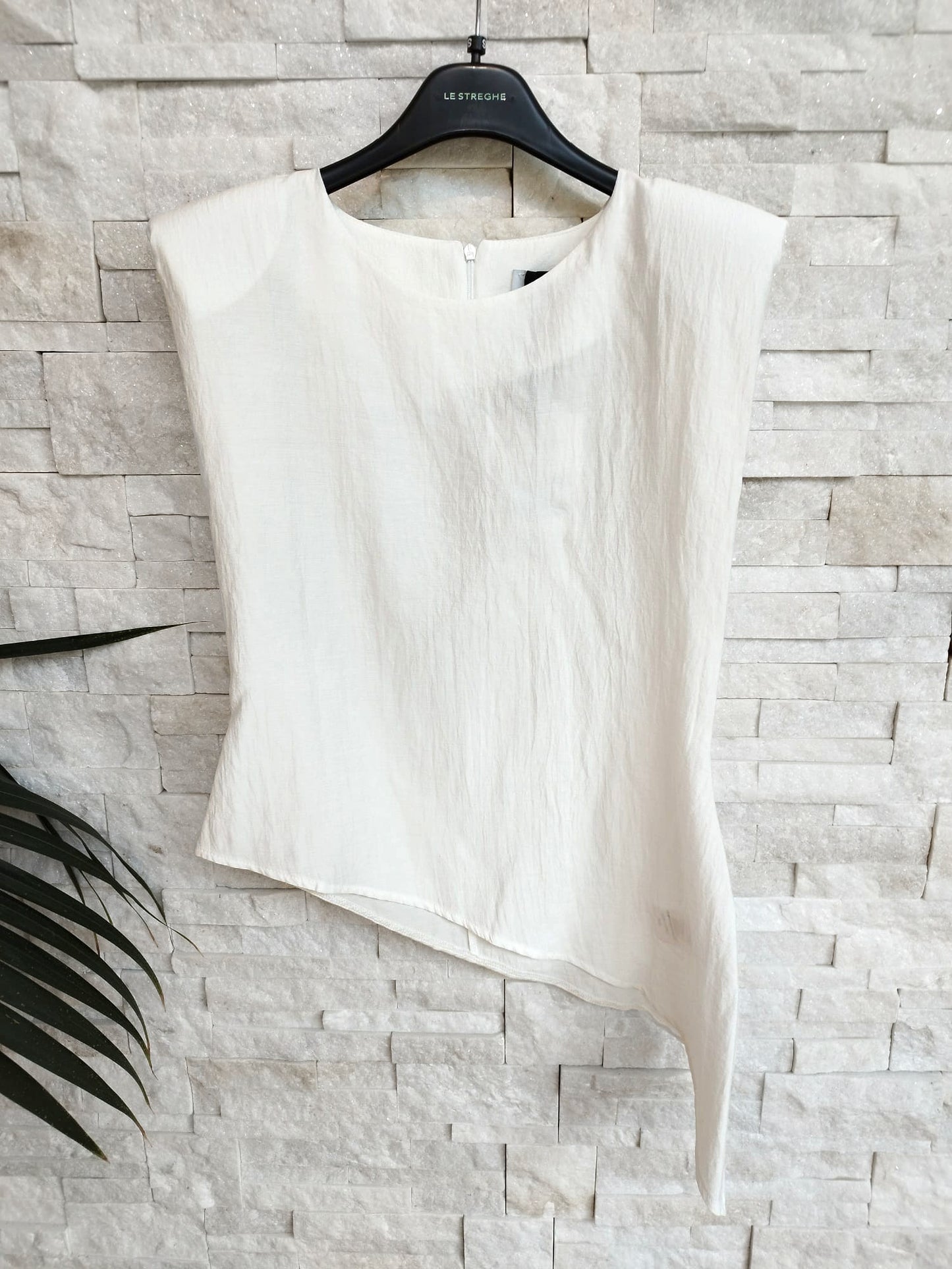 Top asimmetrico con spallina colore bianco