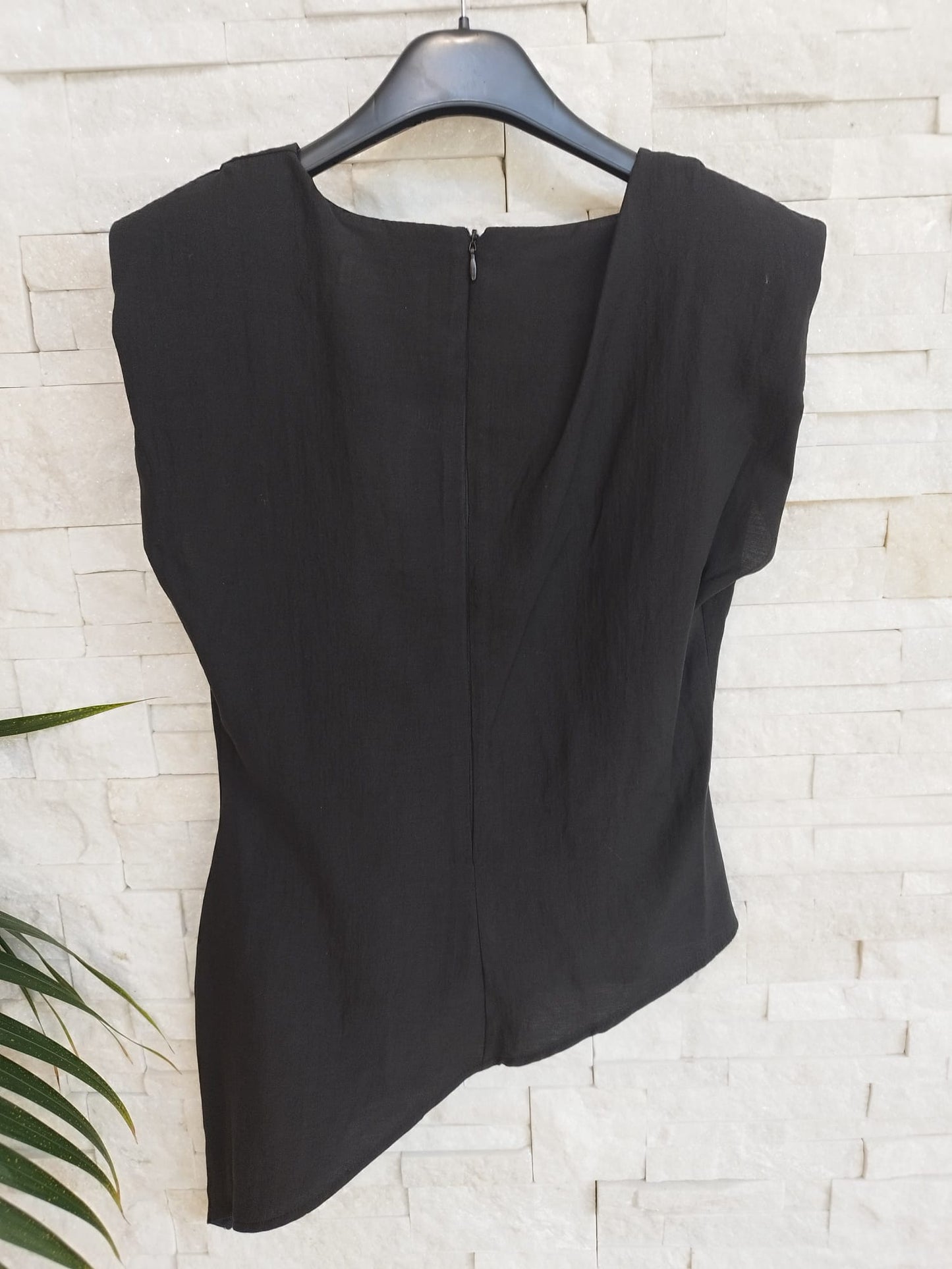 Top asimmetrico con spallina colore nero