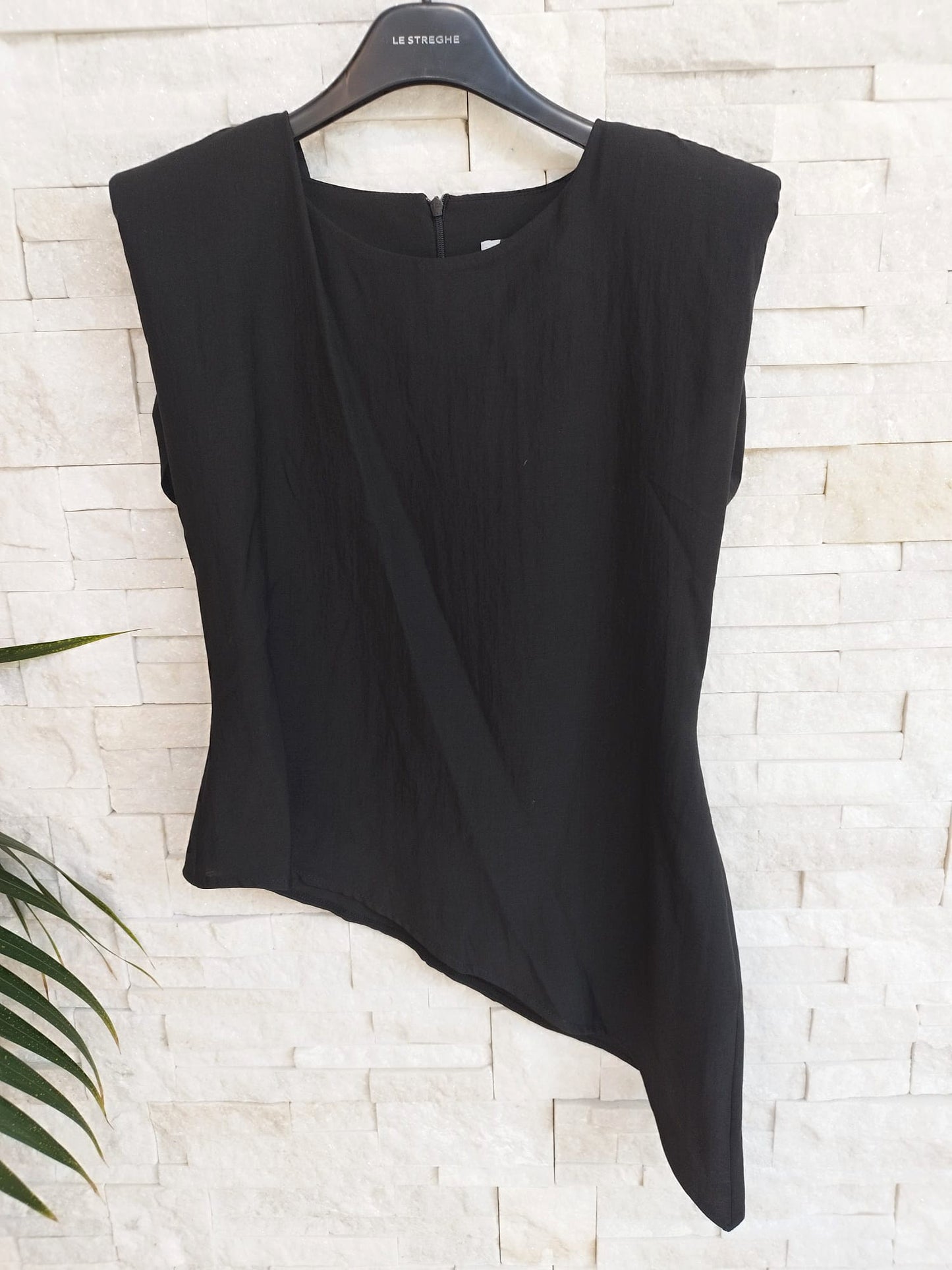 Top asimmetrico con spallina colore nero