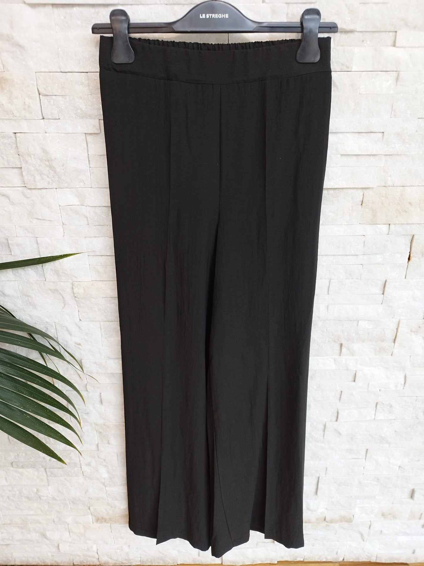 Pantalone dritto con elastico in vita sul retro colore nero